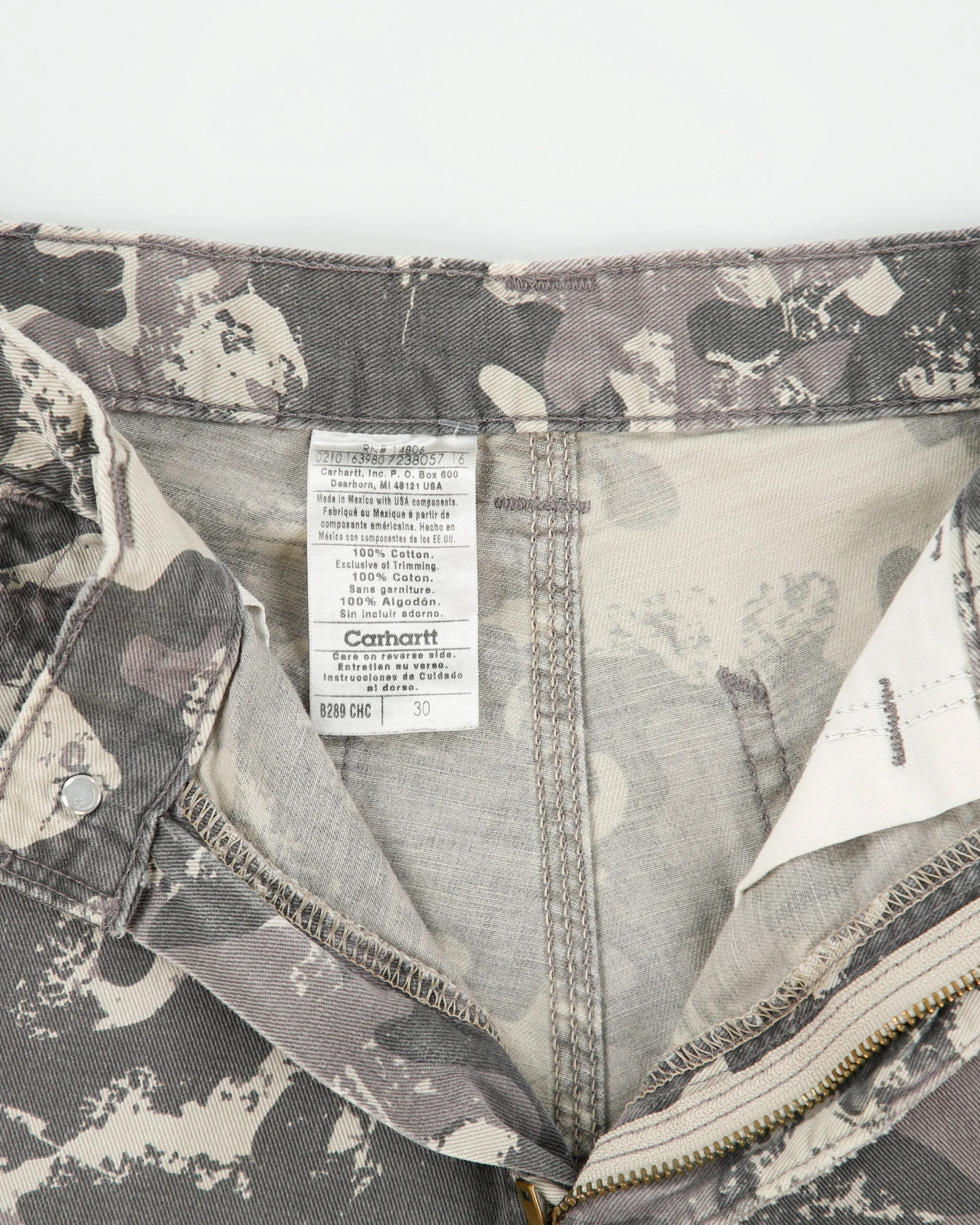Vintage Carhartt B289 Charcoal Camo Rugged Canvas Relaxed Fit Utility Cargo Shorts - W30 sold by Rokit product image thumbnail 5