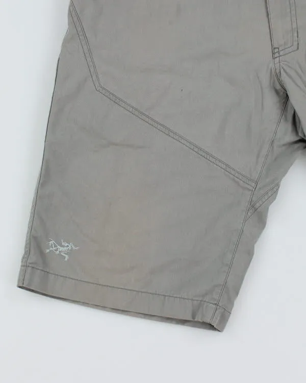 Vintage Arc'teryx Cargo Hiking Shorts - W36 L12 sold by Rokit product image thumbnail 4