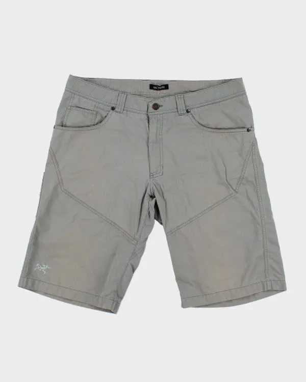 Vintage Arc'teryx Cargo Hiking Shorts - W36 L12 sold by Rokit