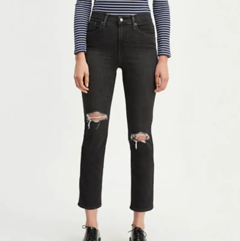 Levi's Women's 724 StraightLeg Cropped Jeans Black  Size 8/W29 sold by Ruumur
