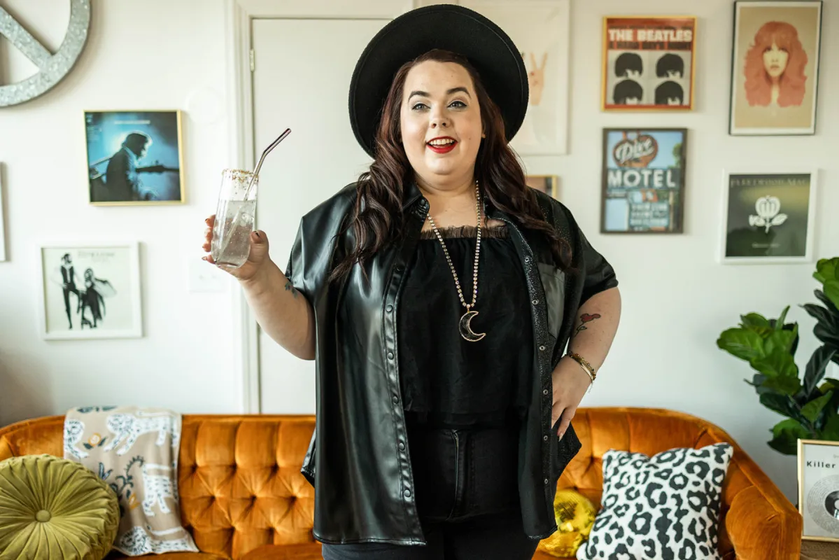 kenalynn short sleeve in black sold by Ruumur