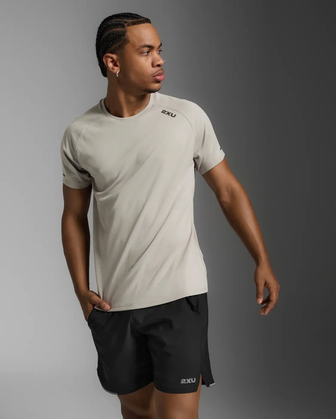 2XU Aero Tee-Carbon/Black Reflective sold by Sportsmans Warehouse product image thumbnail 2