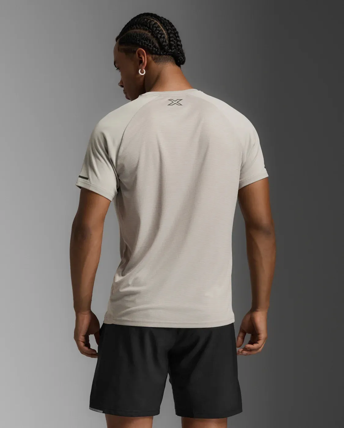 2XU Aero Tee-Carbon/Black Reflective sold by Sportsmans Warehouse product image thumbnail 3