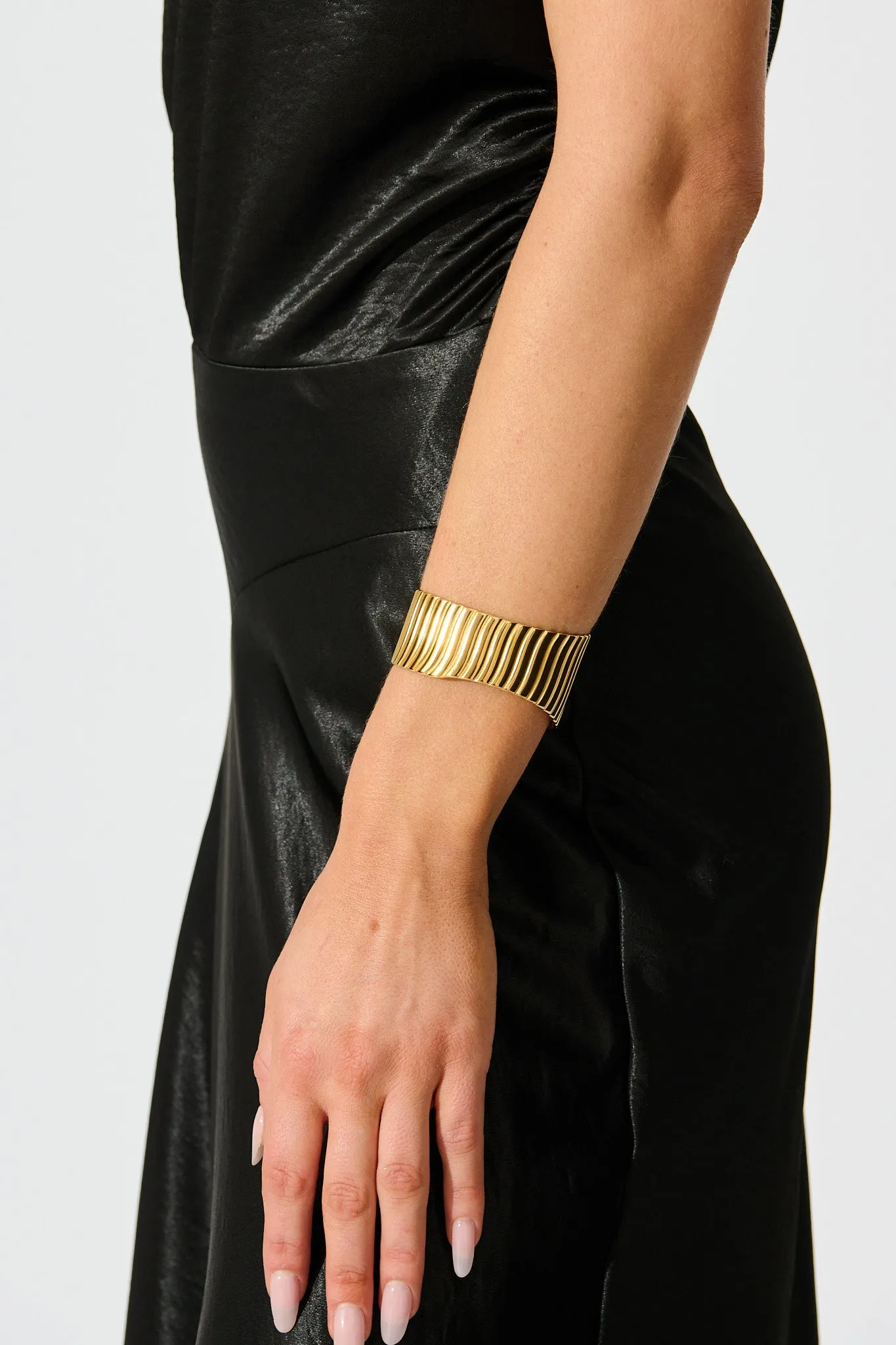 Sora Bangle in Gold 18K Gold sold by St Frock product image thumbnail 5