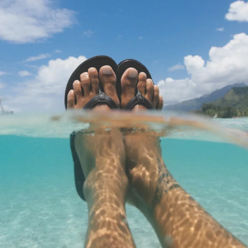 Olukai Ho‘ōpio - ONYX/ONYX sold by Sun Diego Boardshops