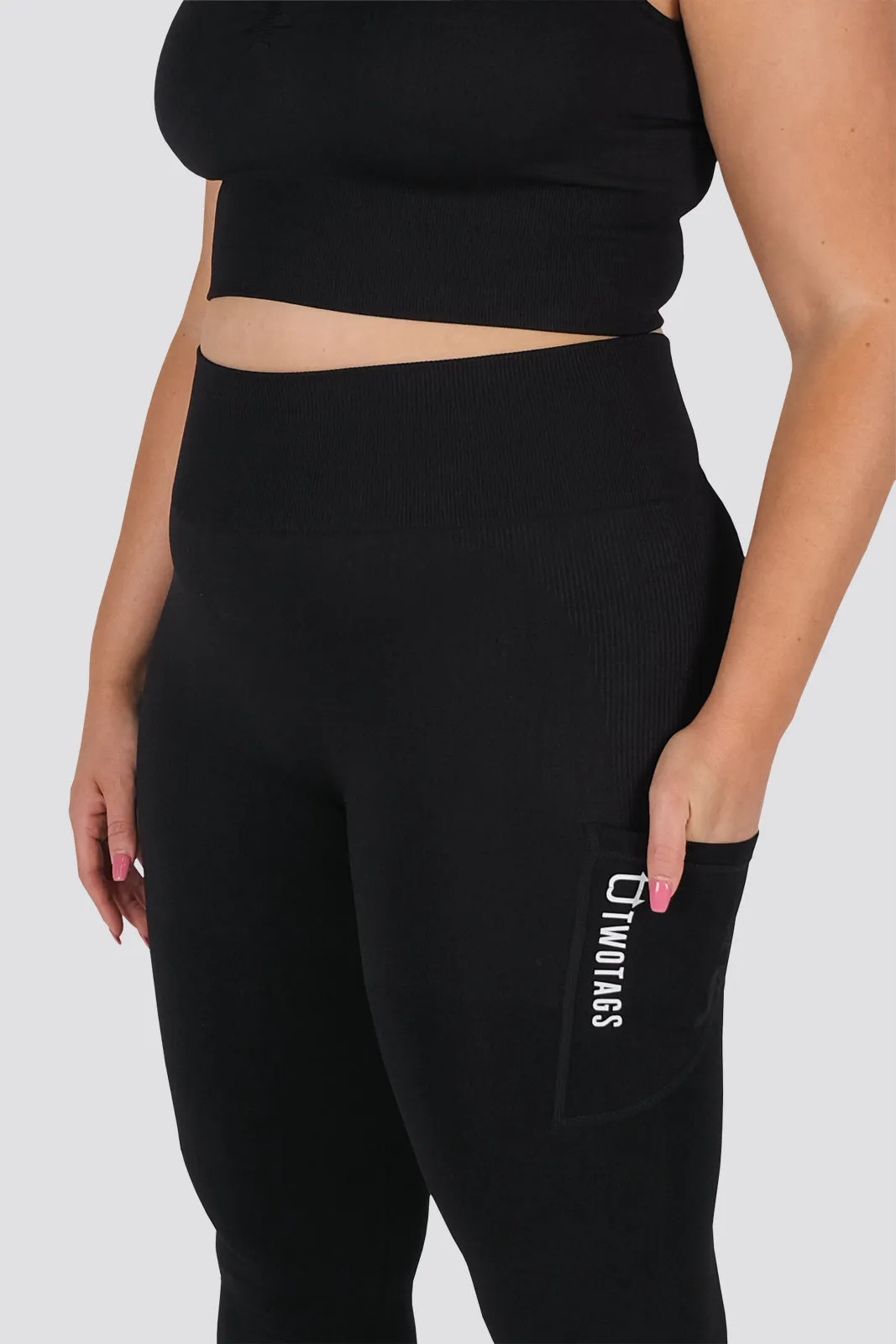 Seamless Movement Highwaisted Leggings - Black sold by TWOTAGS product image thumbnail 3