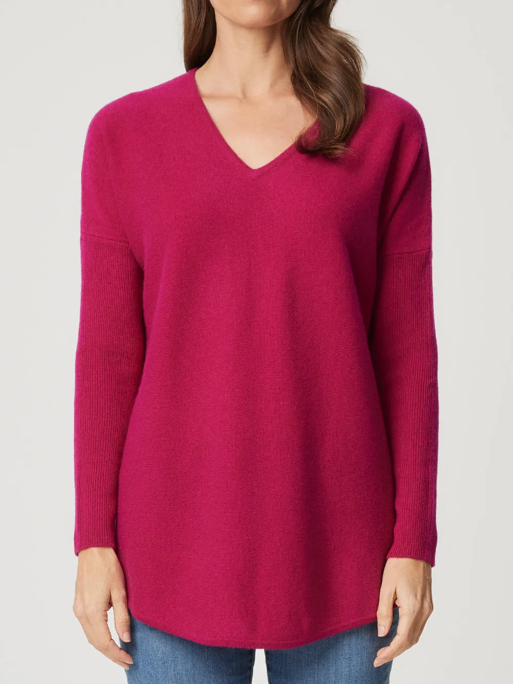 JAMES MELBOURNE CURVED HEM V NECK sold by Yeltuor