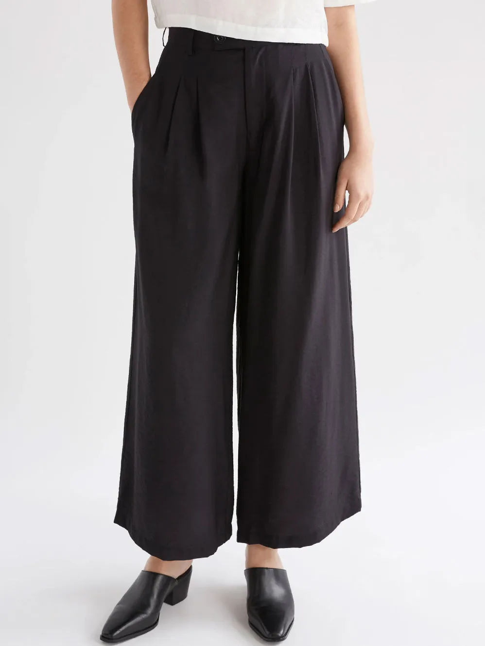 ELK PRESSA PANT sold by Yeltuor