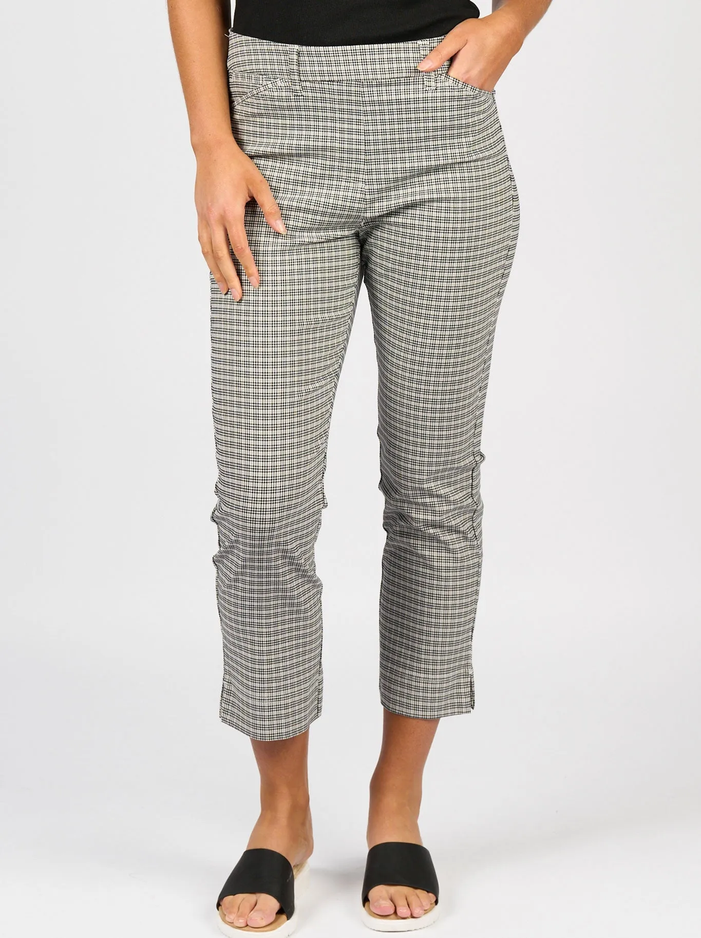 VASSLLI SLIM LEG 7/8 PULL ON PANT sold by Yeltuor