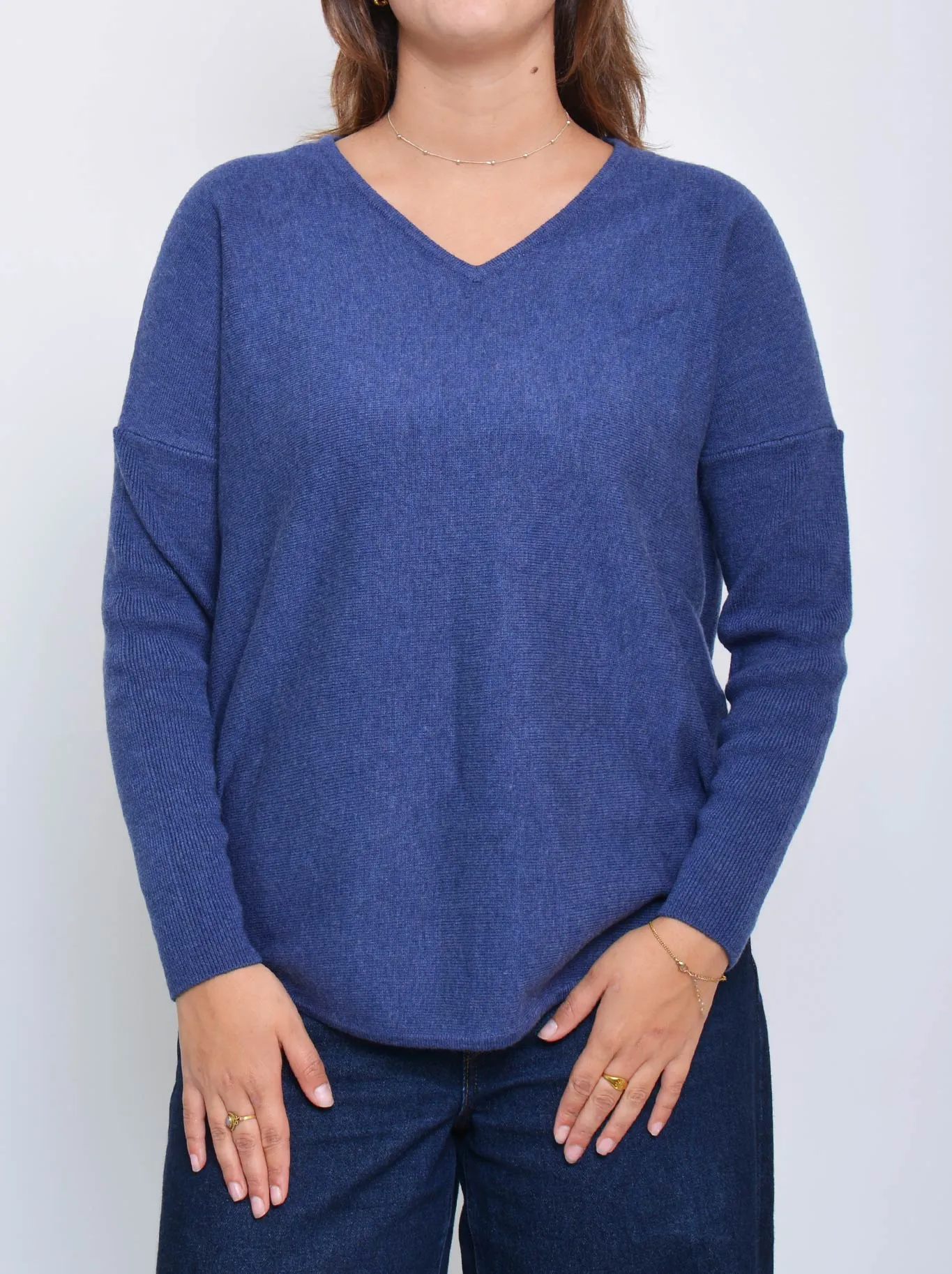 JAMES MELBOURNE CURVED HEM VEE NECK sold by Yeltuor