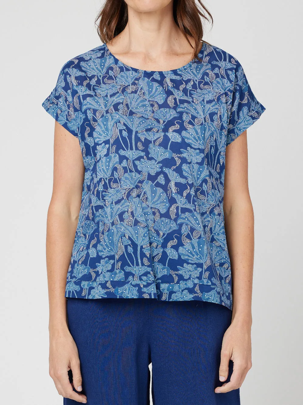 CAKE VICKY ROUND NECK sold by Yeltuor