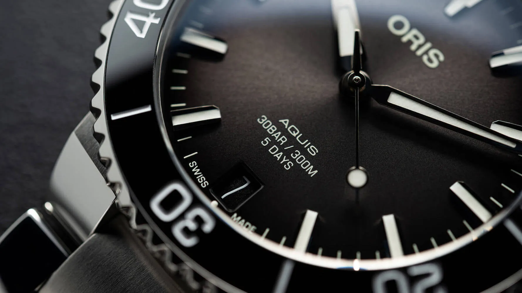 Oris Aquis Date Calibre 400 Anthracite Rubber D sold by Jura Watches product image thumbnail 2