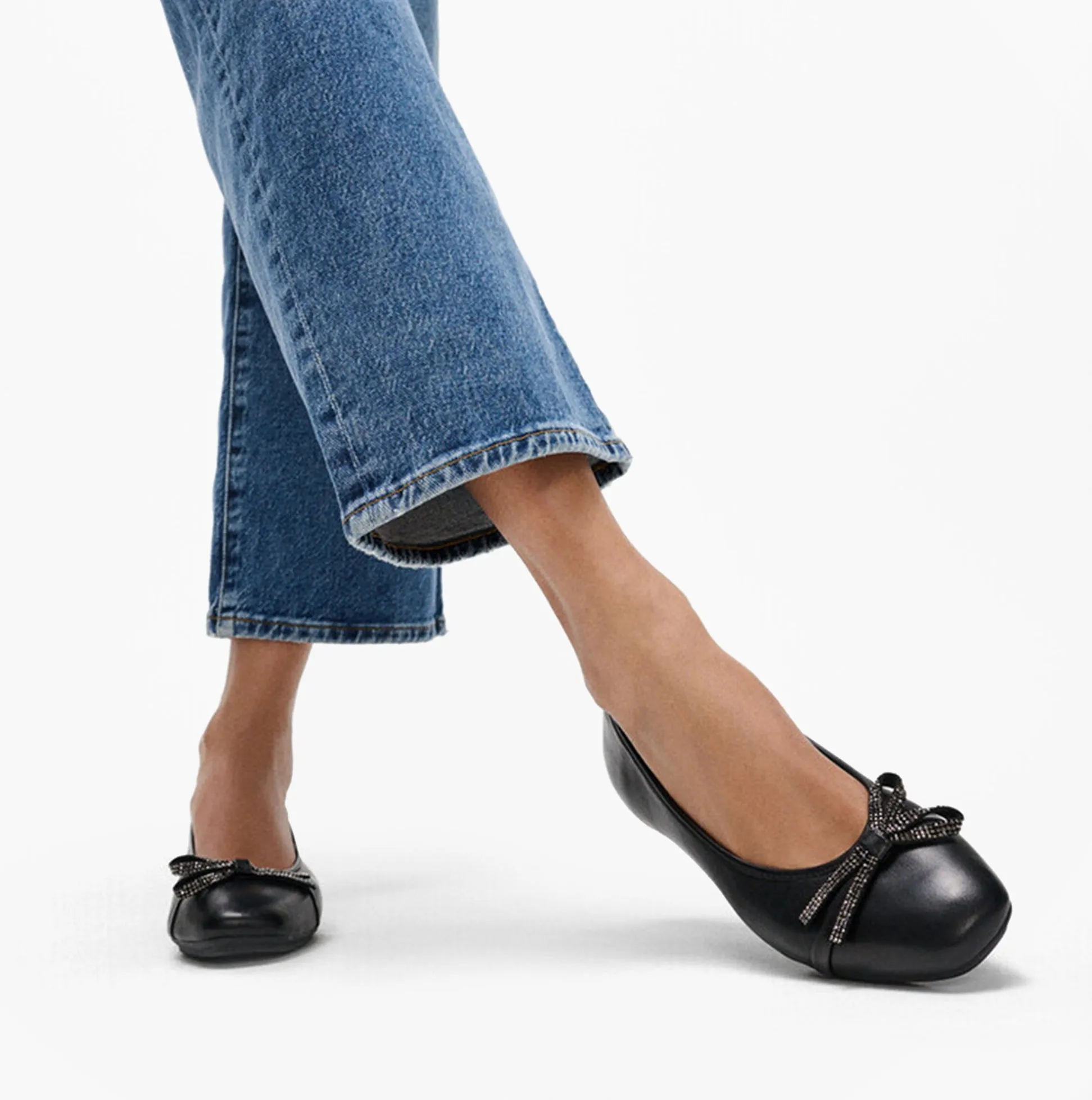 FitFlop DELICATO GLITZ-BOW LEATHER Womens Ballet Black sold by Shuperb product image thumbnail 3