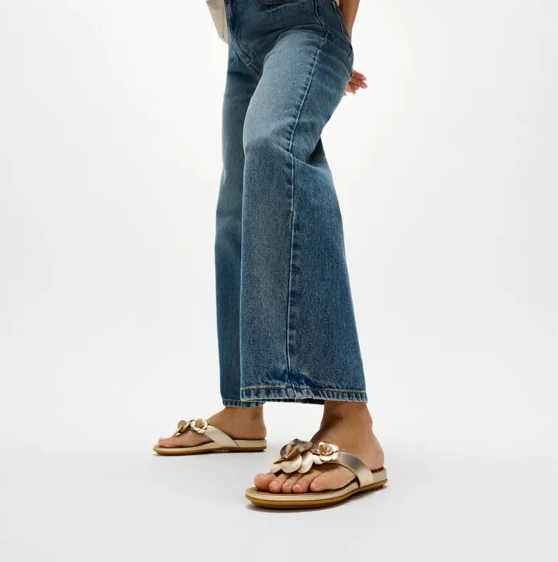 FitFlop GRACIE FLOWER Womens Toe-Post Sandals Platino made by Fitflop