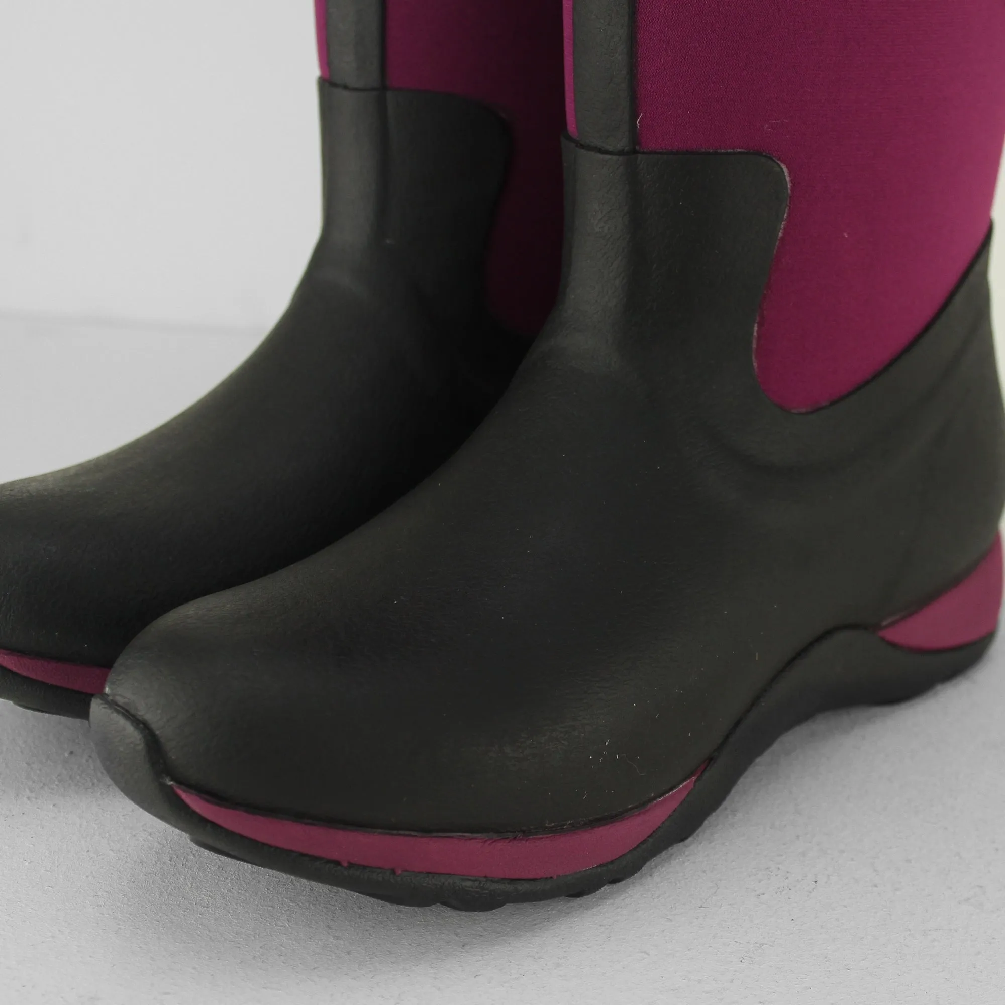 Muck Boots ARCTIC ADVENTURE Womens Rubber Wellington Boots Black/Maroon sold by Shuperb product image thumbnail 3