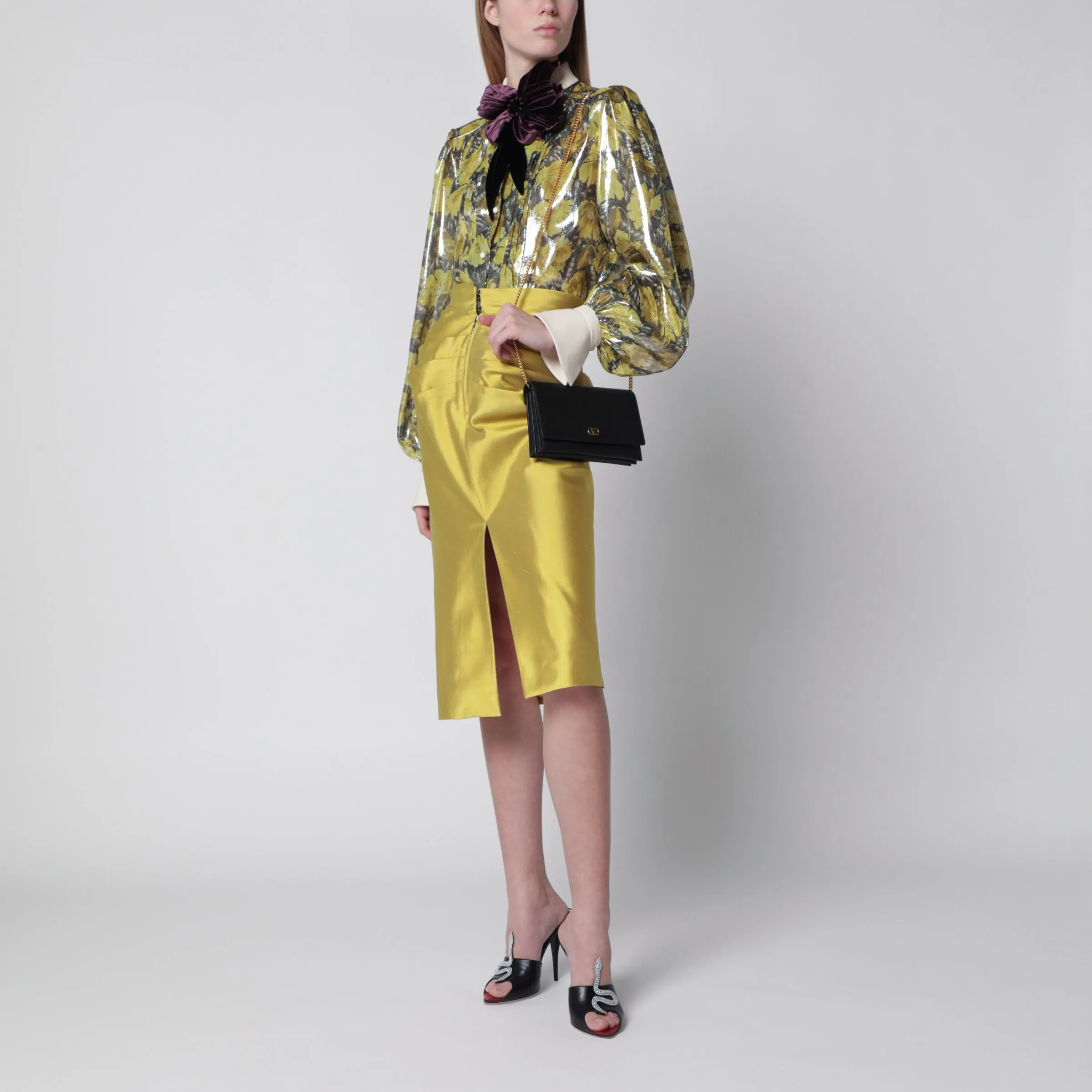 V Logo Signature Grained Calfskin Clutch In Black sold by Wanan Luxury product image thumbnail 2