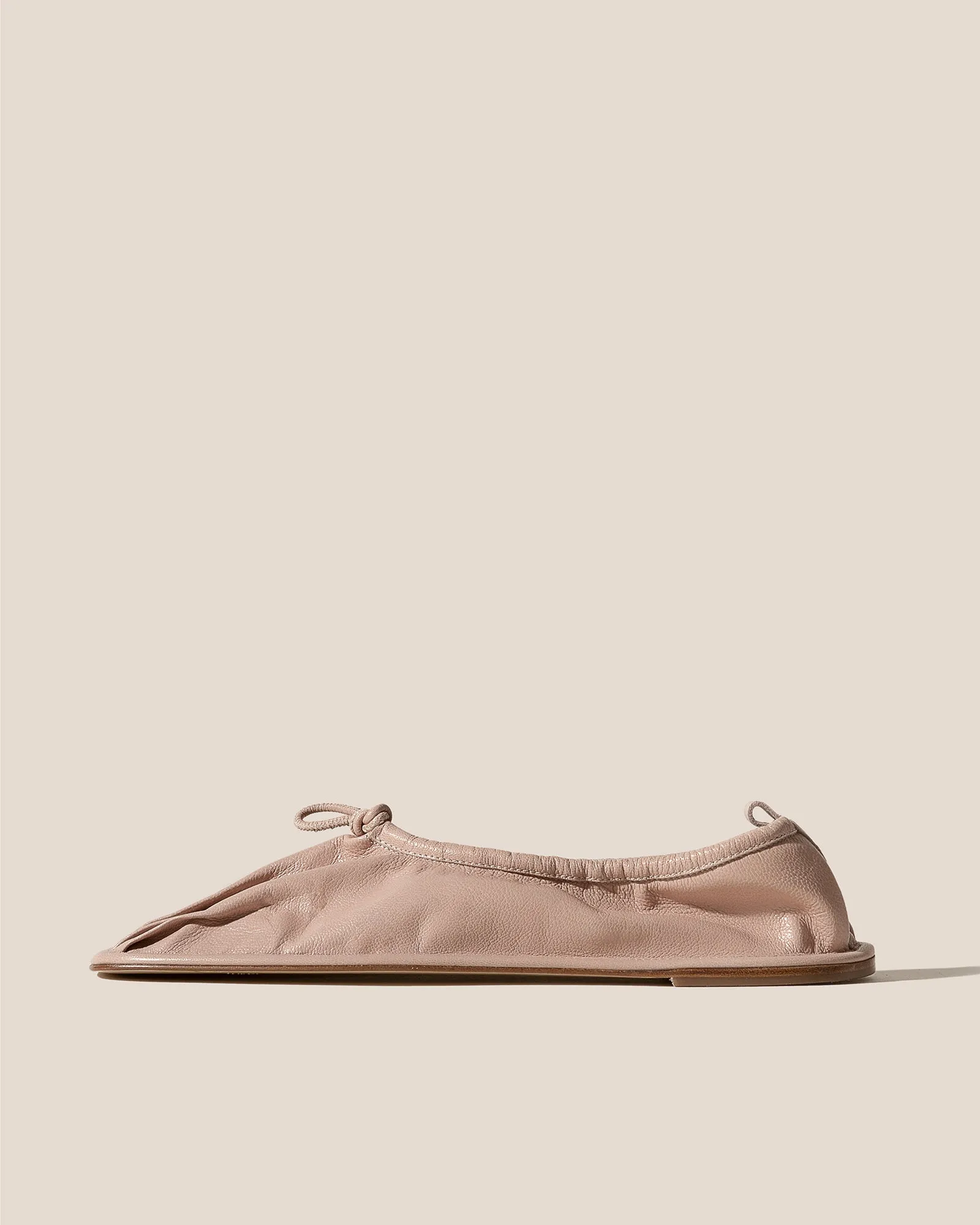 PUNTERA SUPPLE SHINY - Pleated-Toe Pump sold by Hereu Studio