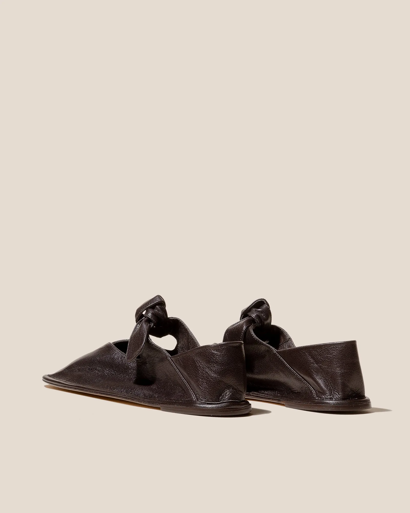 LLASADA SUPPLE SHINY - Front-Knot Pump sold by Hereu Studio product image thumbnail 3