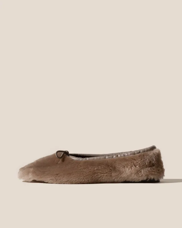 PUNTERA SHEARLING - Flat Pump sold by Hereu Studio