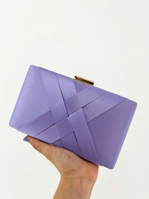 Clutch satinado lila sold by Sorellas