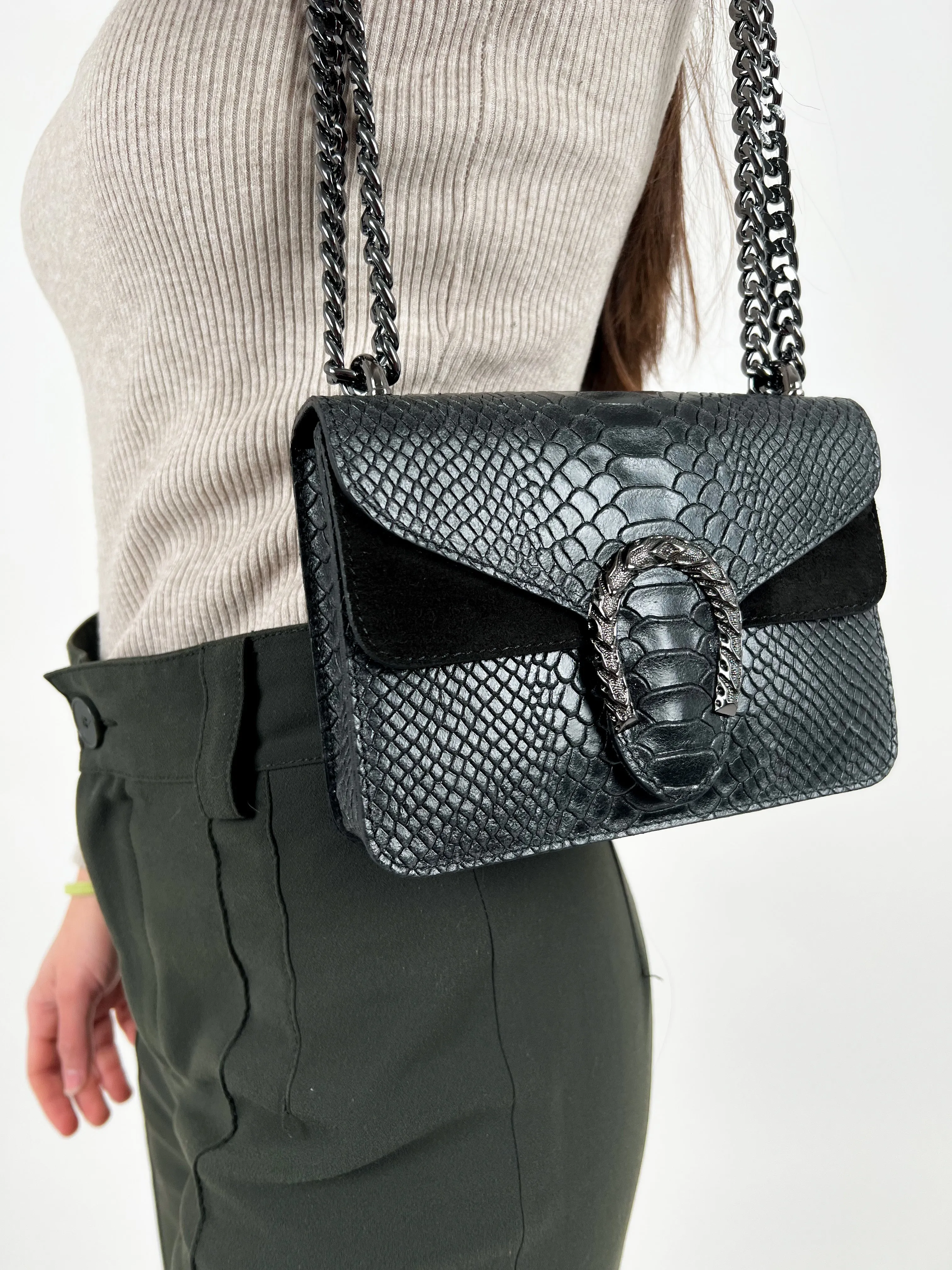 Bolso herradura piel negro sold by Sorellas