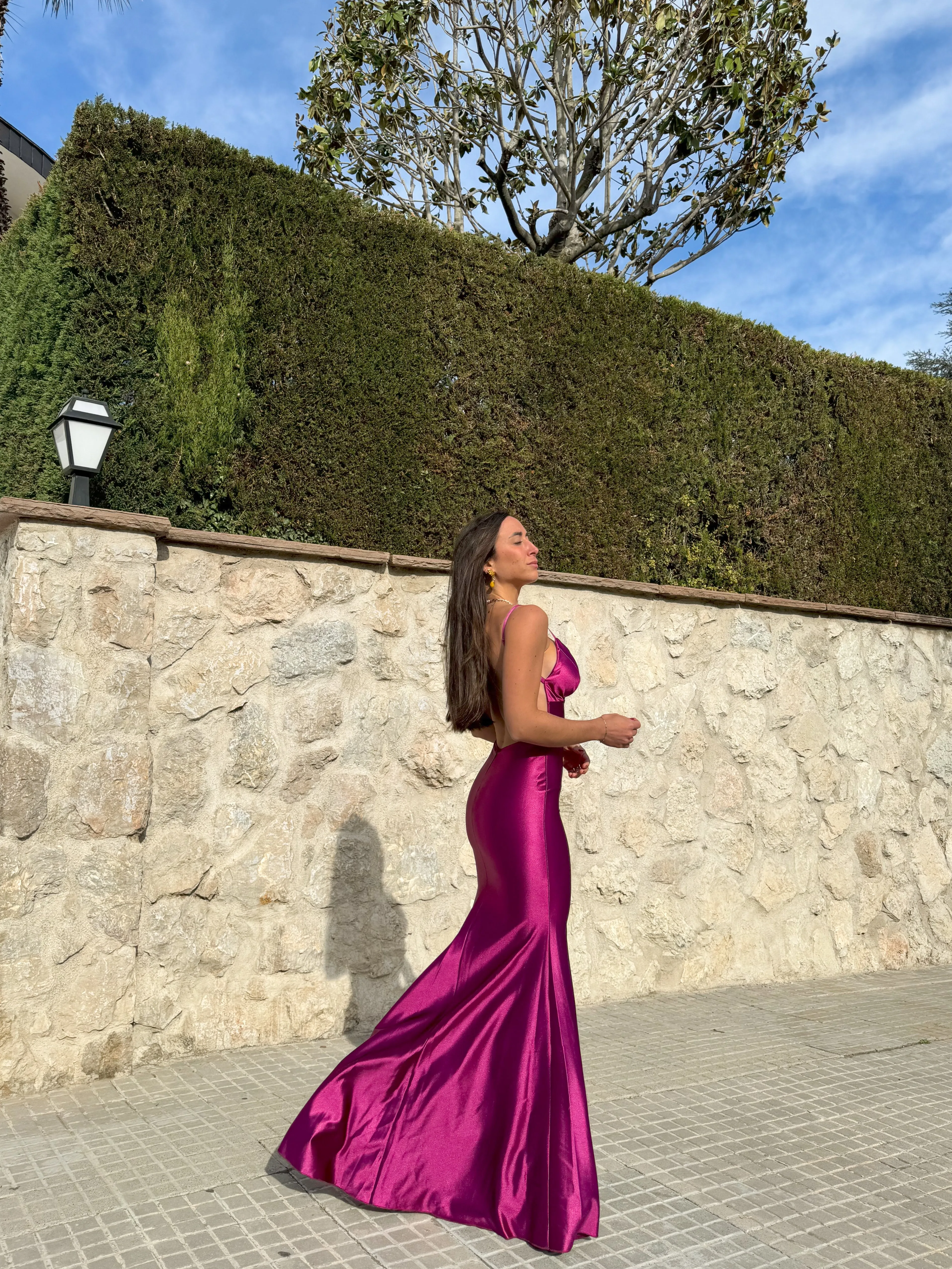 Vestido pico satinado espalda cereza sold by Sorellas