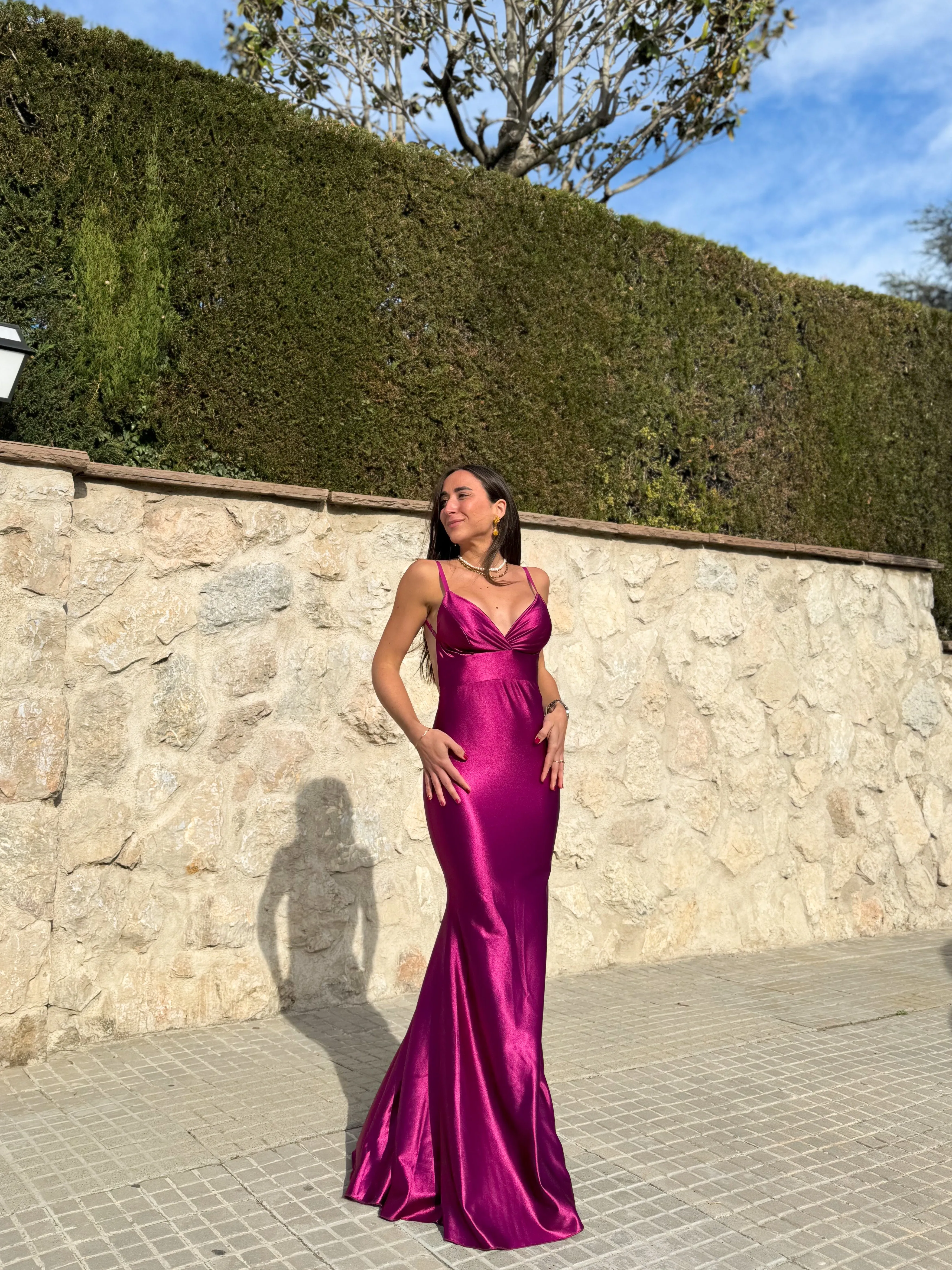 Vestido pico satinado espalda cereza sold by Sorellas product image thumbnail 2