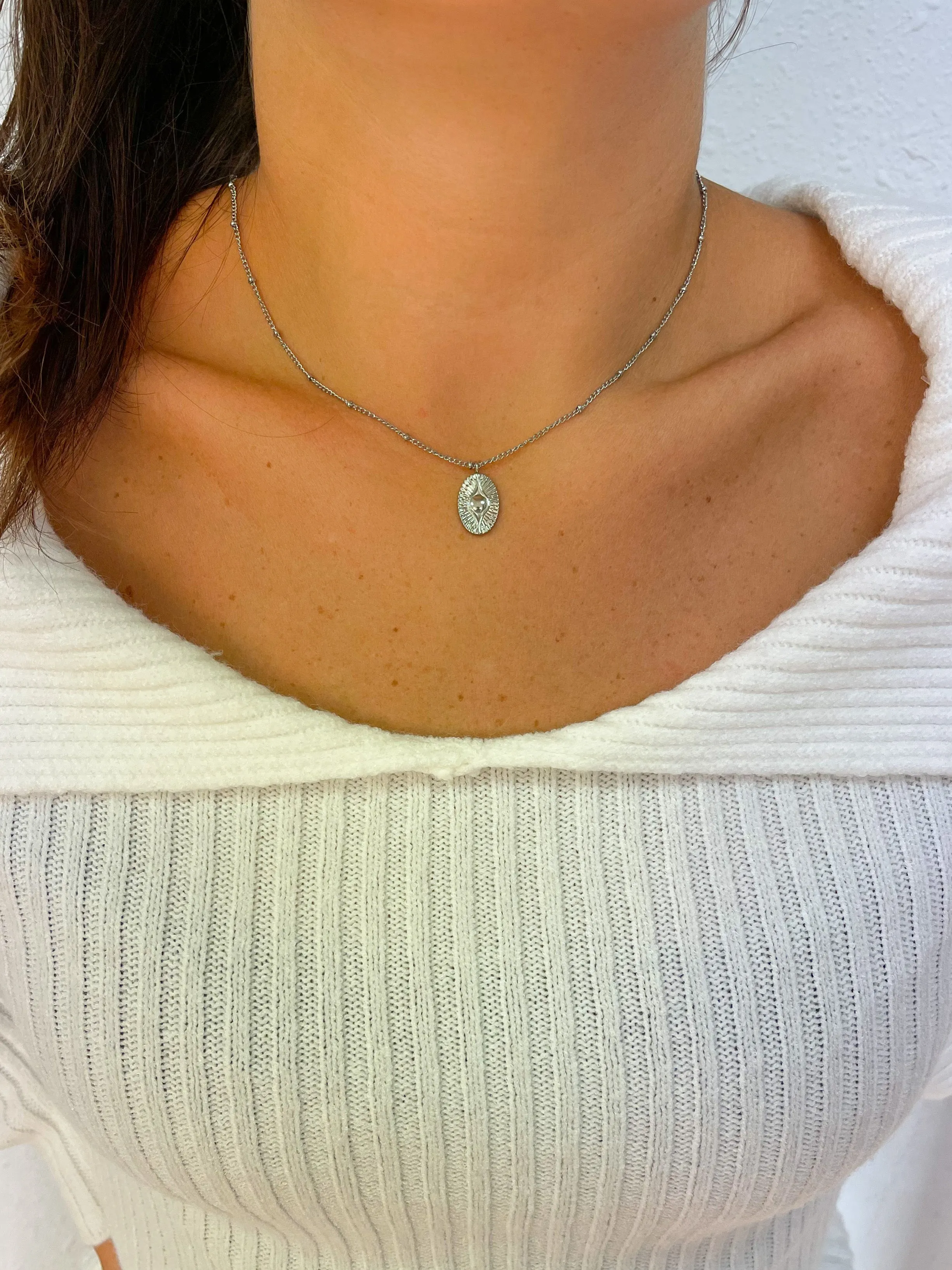 Collar fino medalla ojo plateado sold by Sorellas product image thumbnail 3