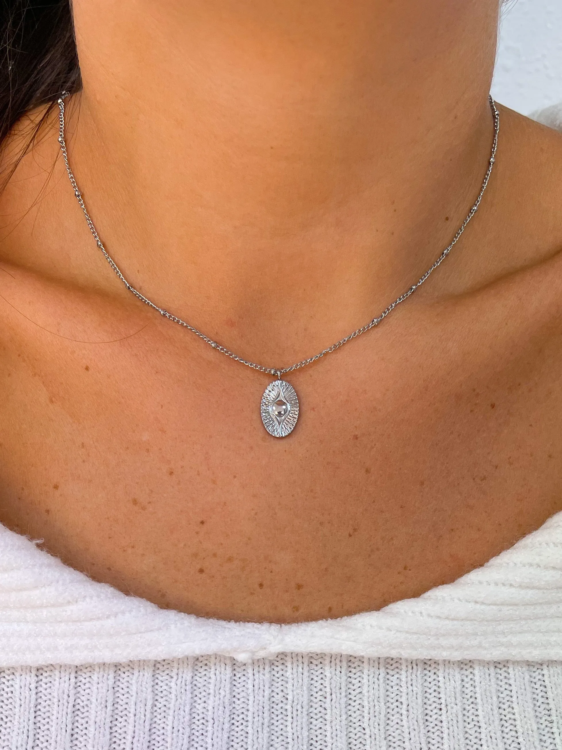 Collar fino medalla ojo plateado sold by Sorellas product image thumbnail 2