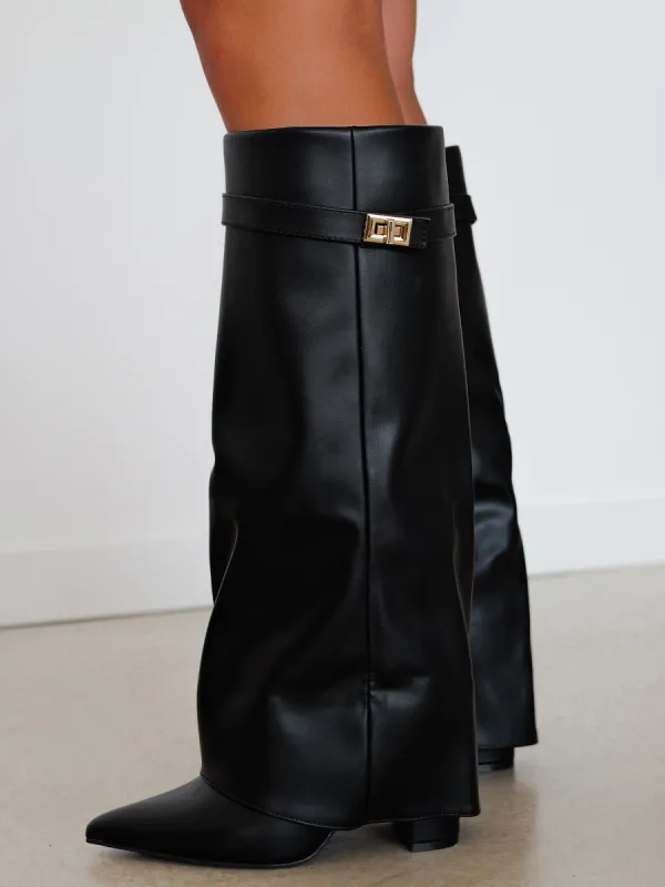 Bota tacón solapa detalle negra sold by Sorellas