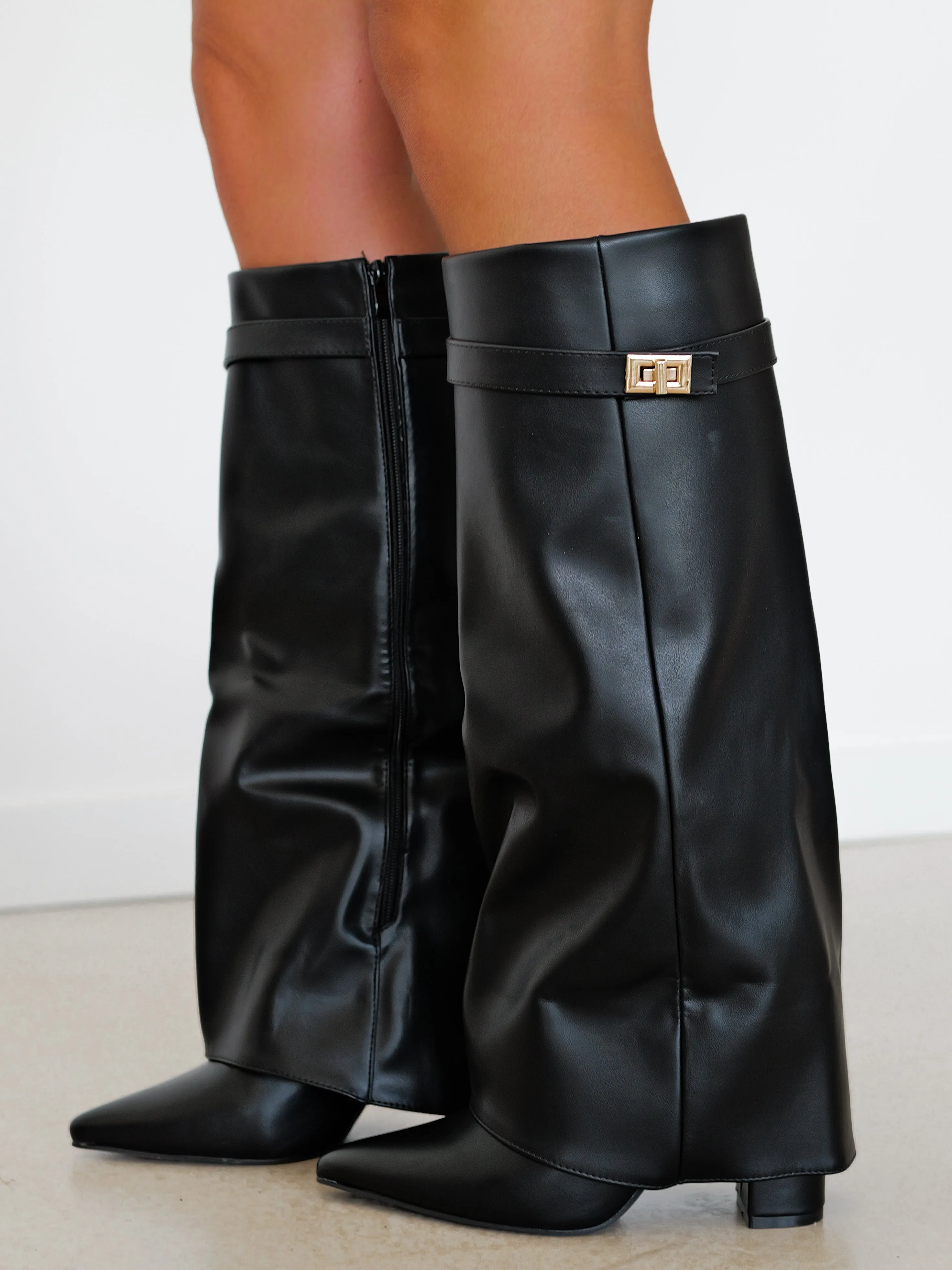 Bota tacón solapa detalle negra sold by Sorellas product image thumbnail 3