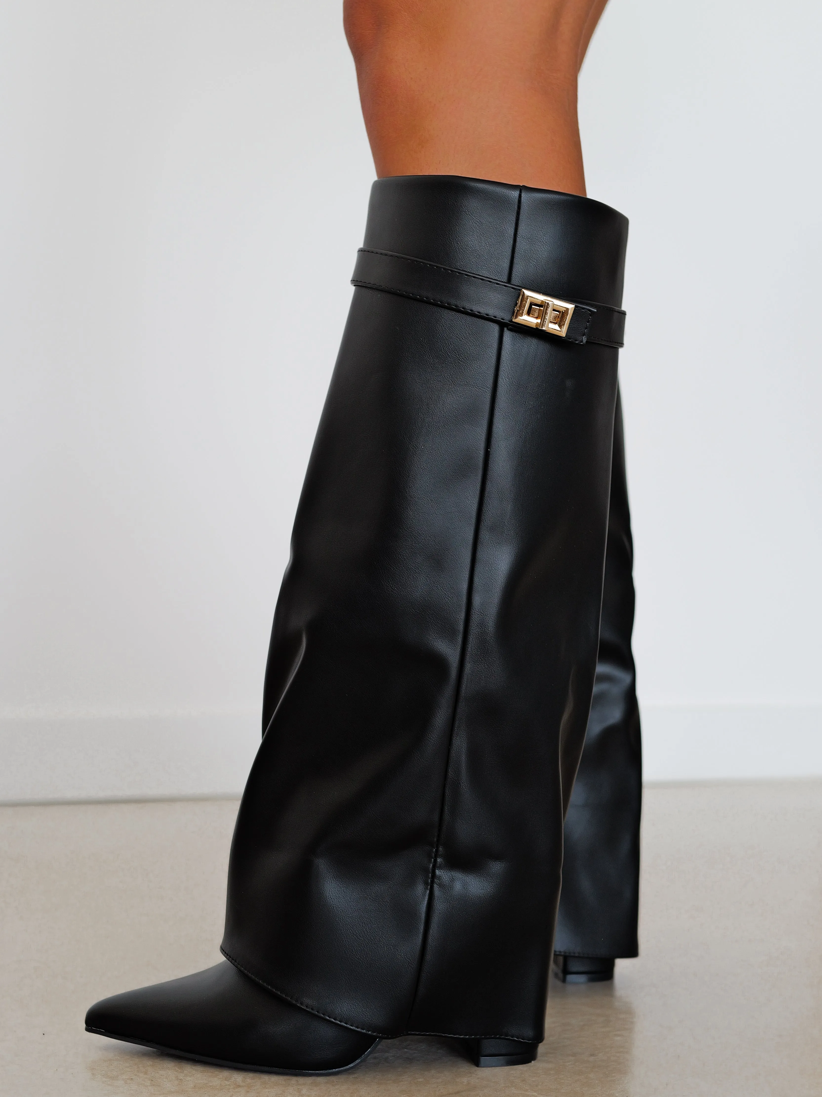 Bota tacón solapa detalle negra sold by Sorellas product image thumbnail 2