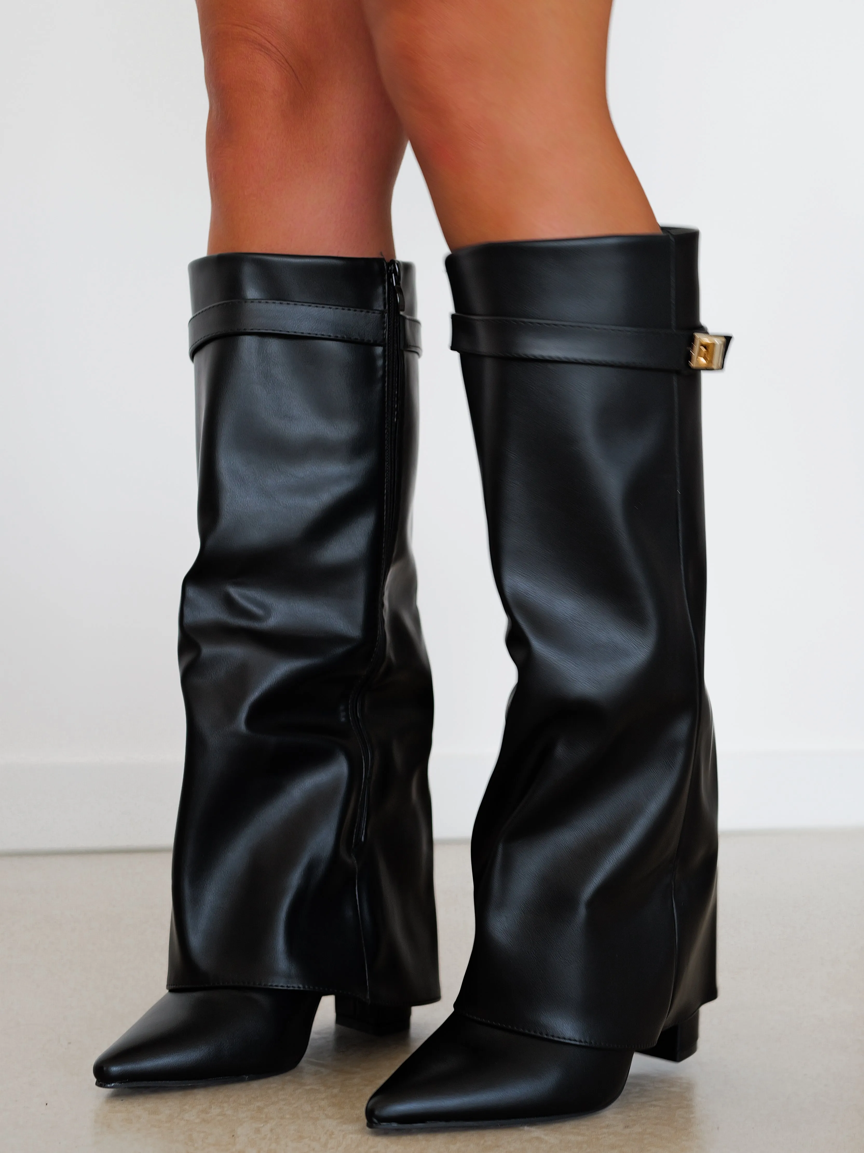 Bota tacón solapa detalle negra sold by Sorellas product image thumbnail 4