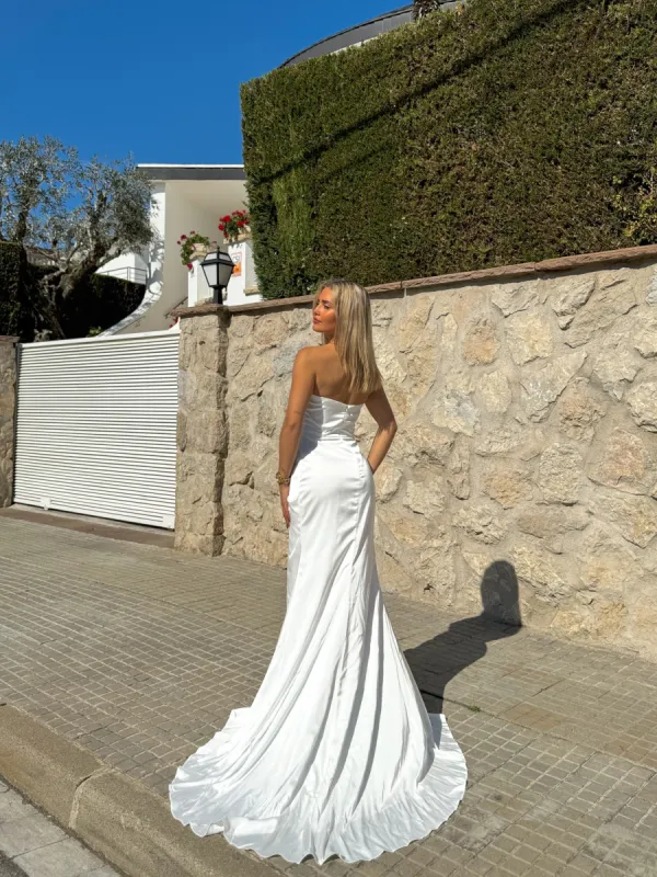 Vestido palabra picos raso blanco sold by Sorellas