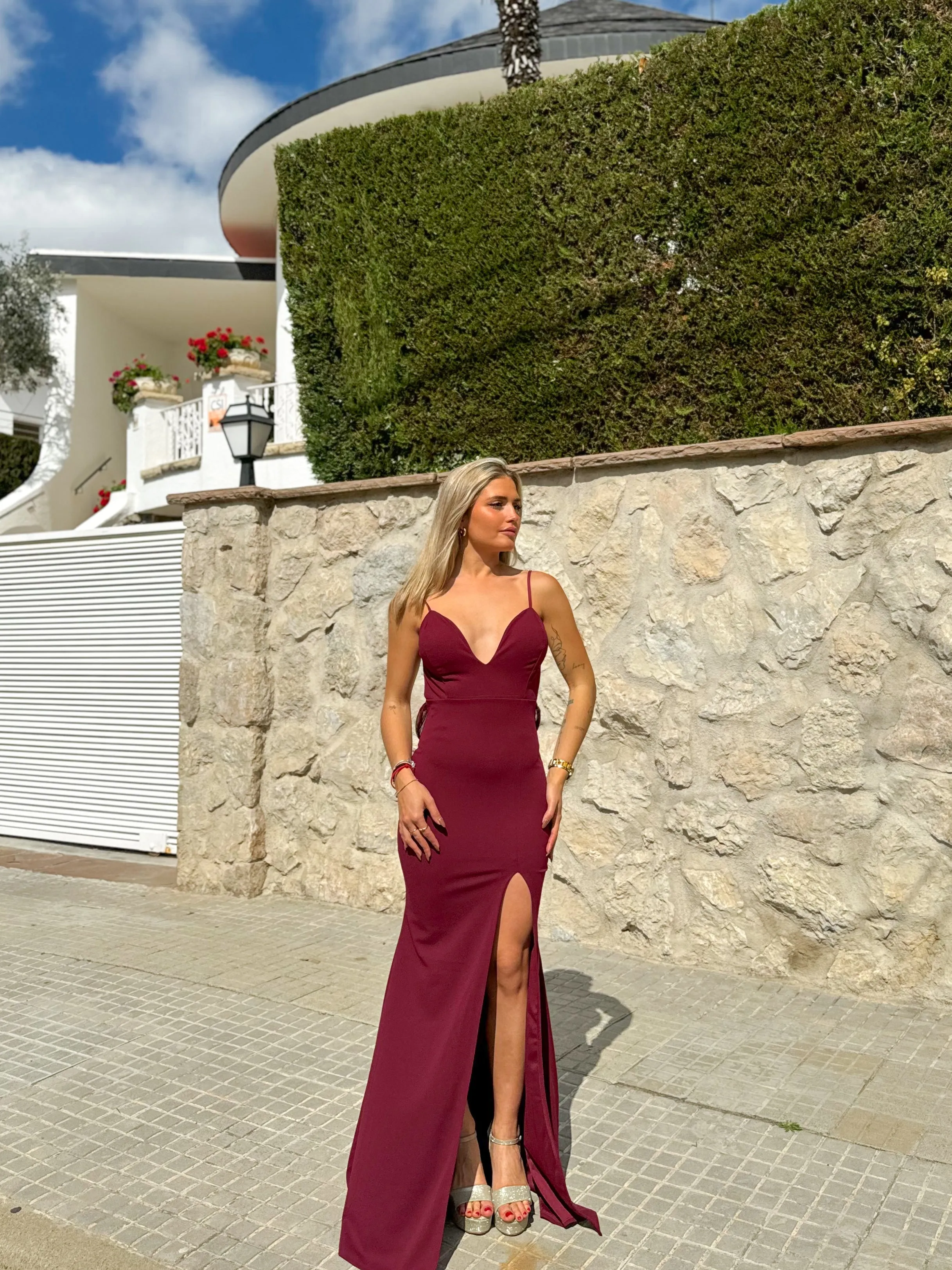 Vestido espalda pico volante burdeos sold by Sorellas product image thumbnail 5