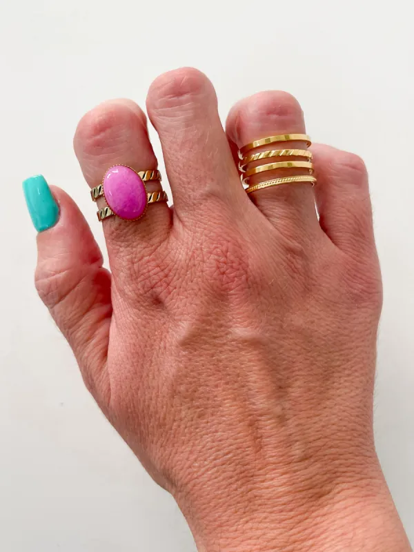 Anillo piedra rosa ovalada sold by Sorellas