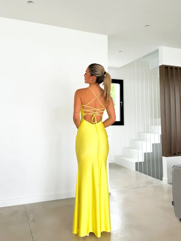Vestido pico satin entrelazado amarillo sold by Sorellas