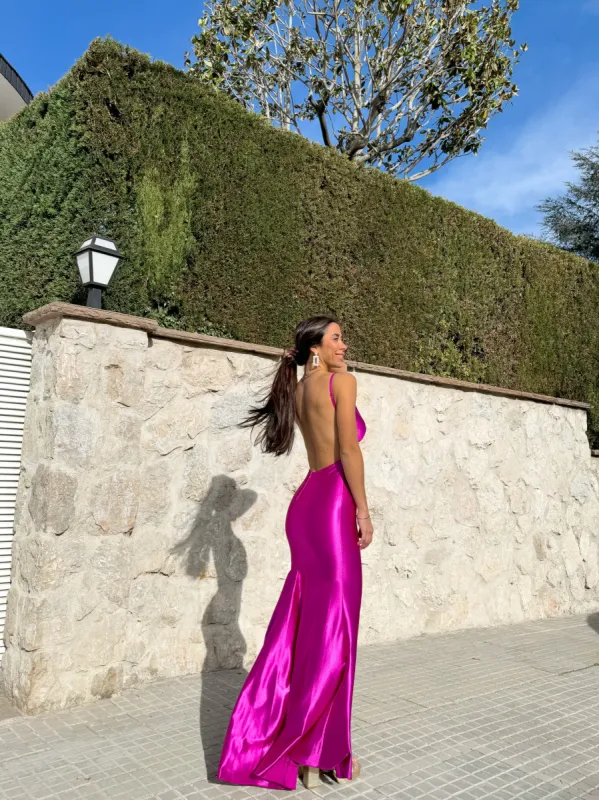 Vestido pico satinado espalda amarena sold by Sorellas