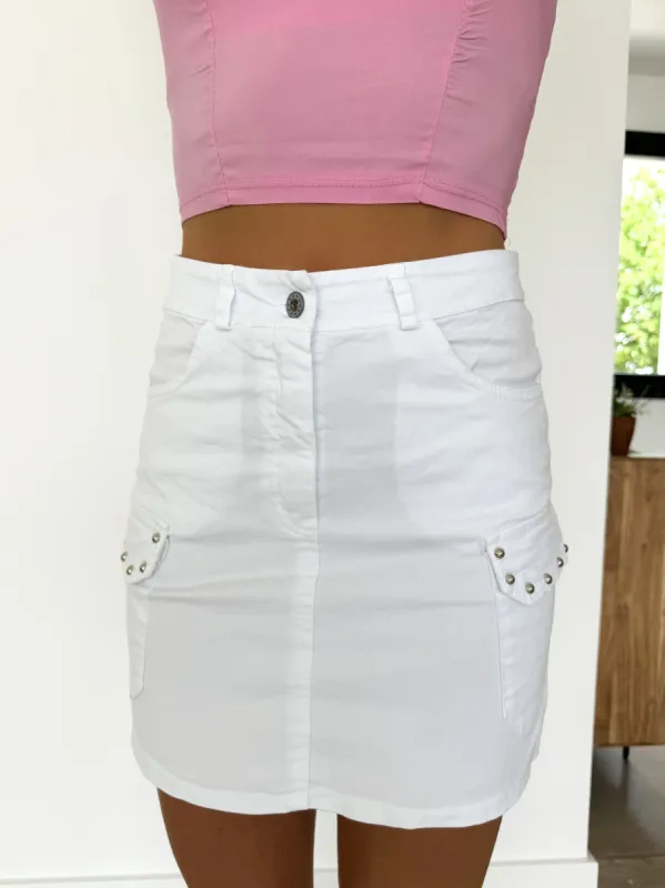 Falda mini tachuelas blanca sold by Sorellas