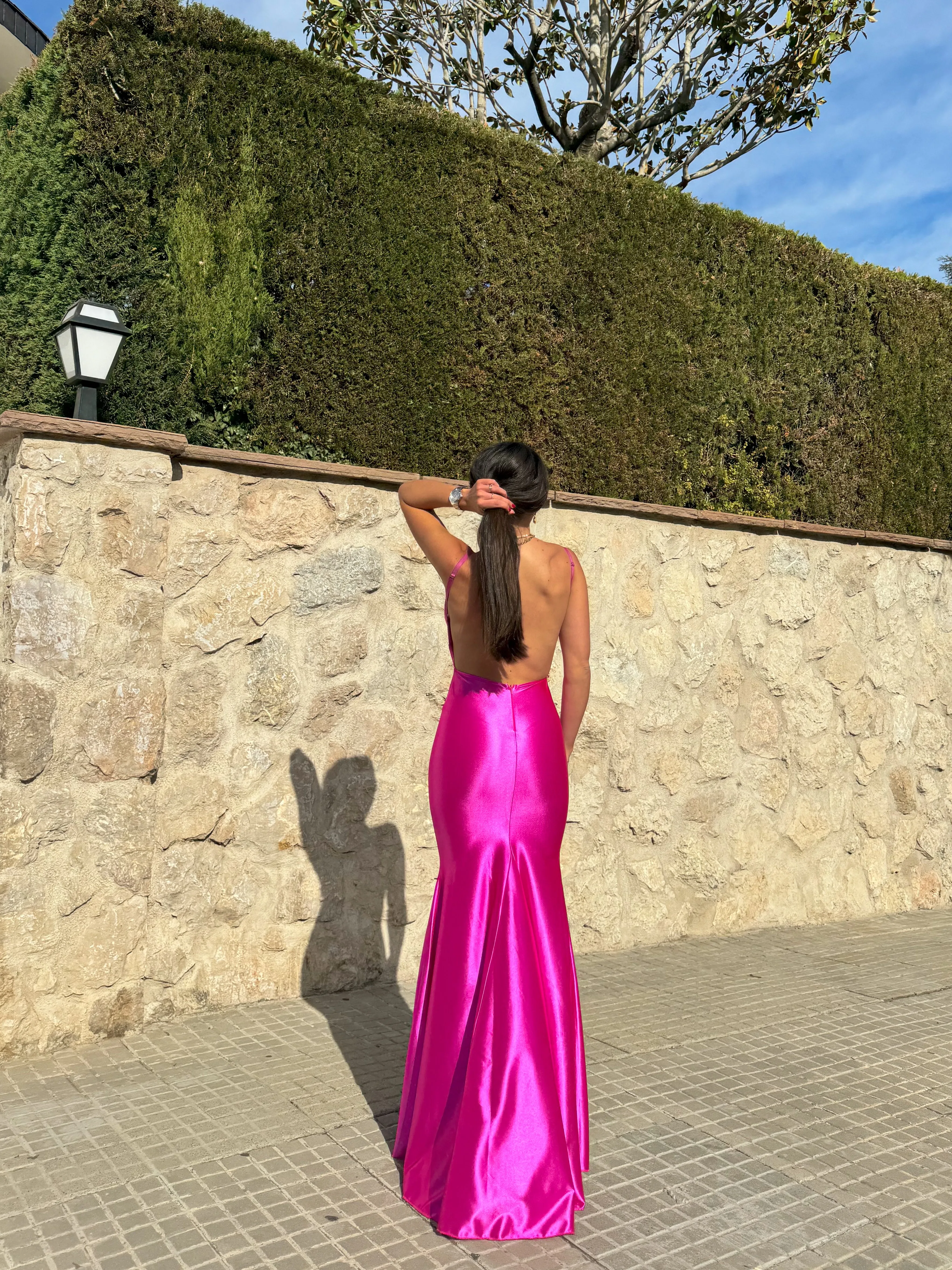 Vestido pico satinado espalda fucsia sold by Sorellas product image thumbnail 4