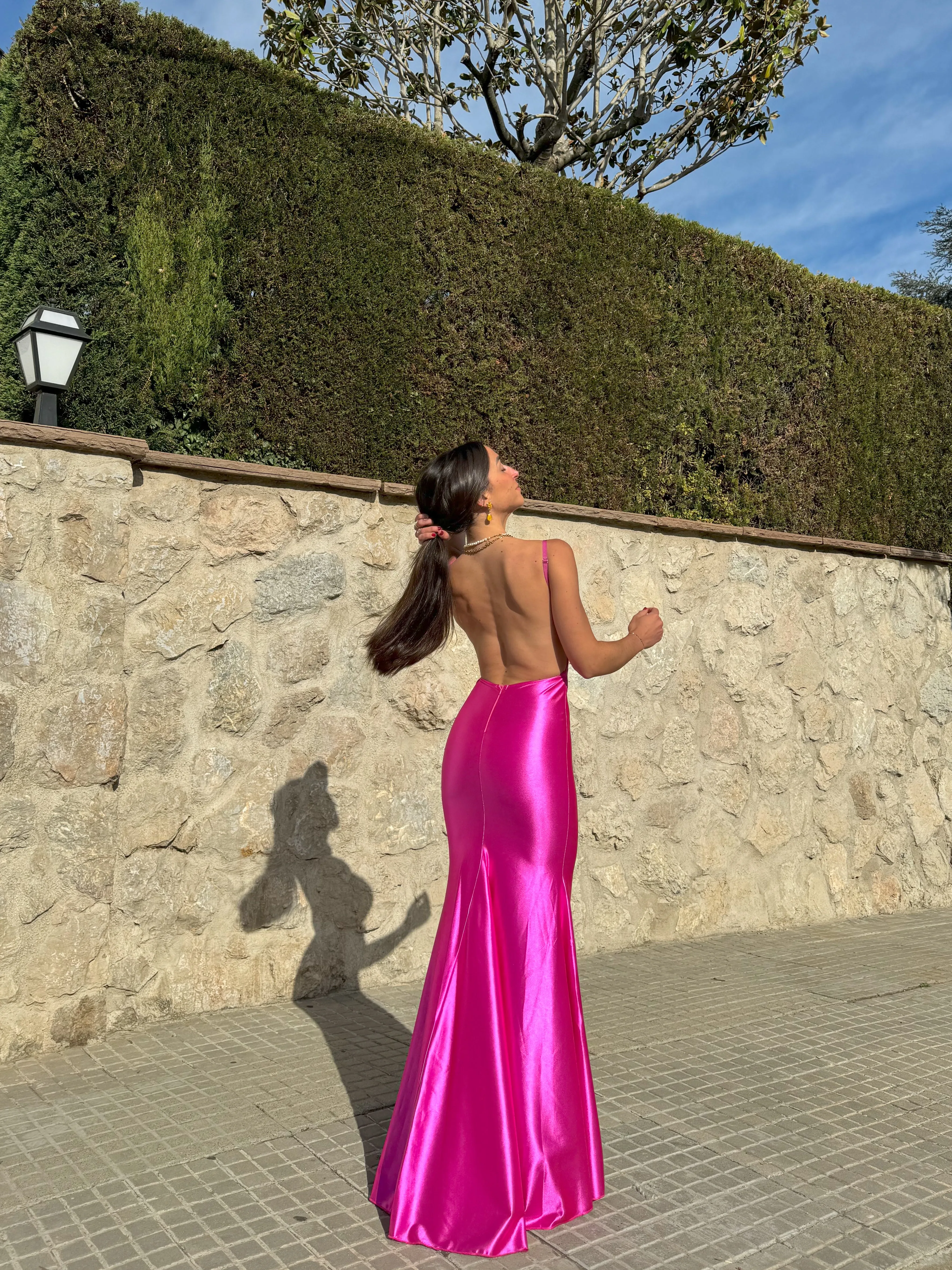 Vestido pico satinado espalda fucsia sold by Sorellas