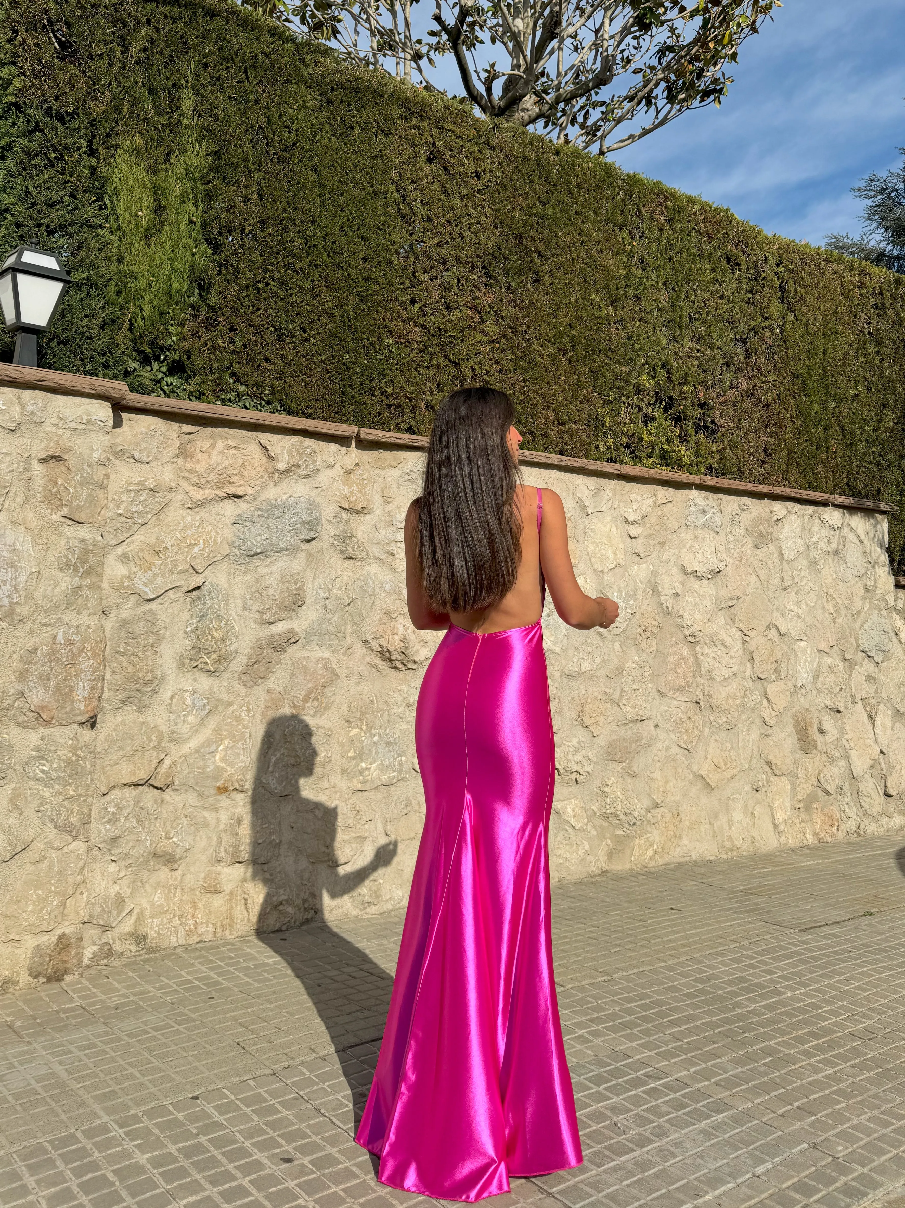 Vestido pico satinado espalda fucsia sold by Sorellas product image thumbnail 3