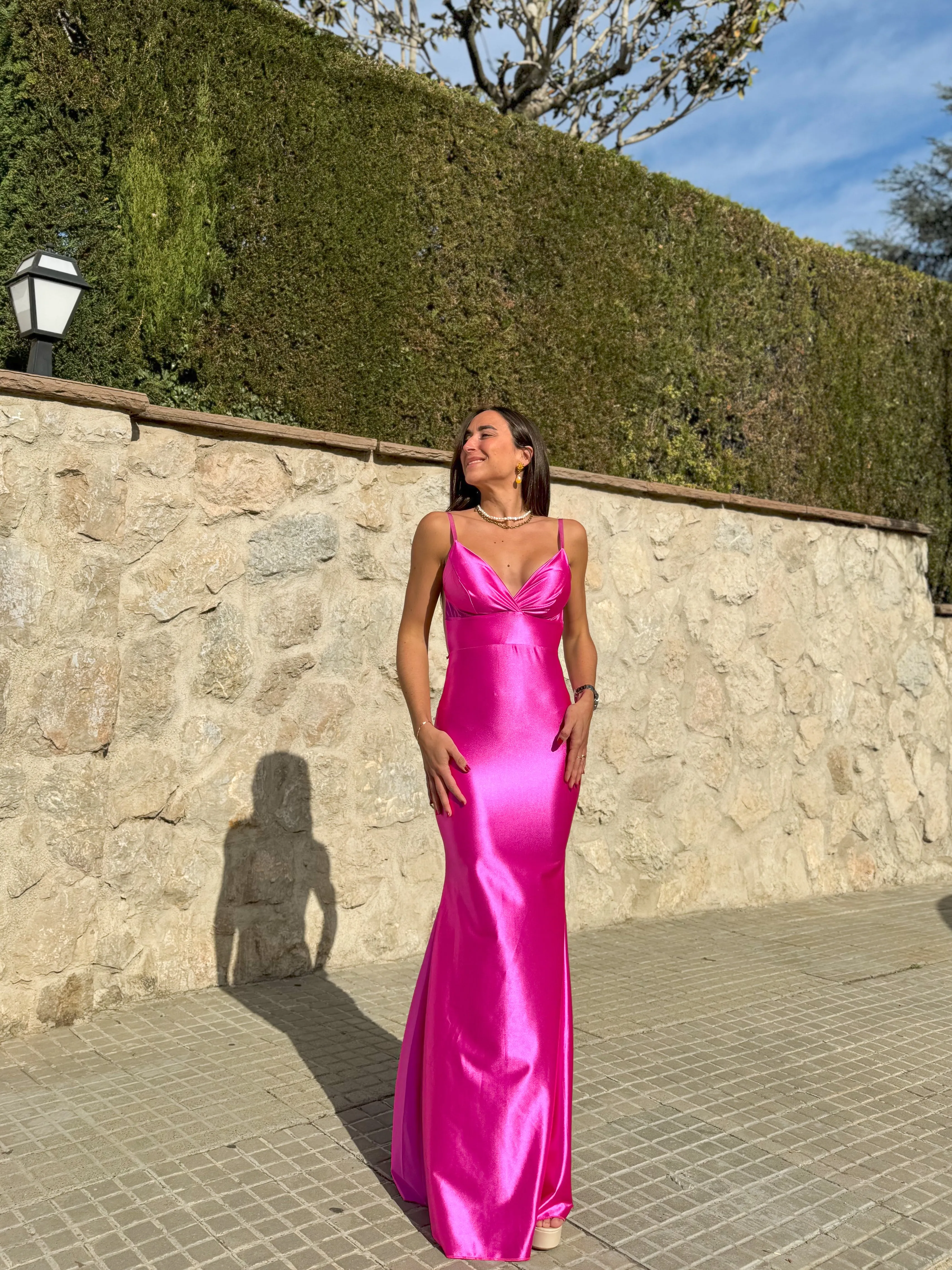 Vestido pico satinado espalda fucsia sold by Sorellas product image thumbnail 5