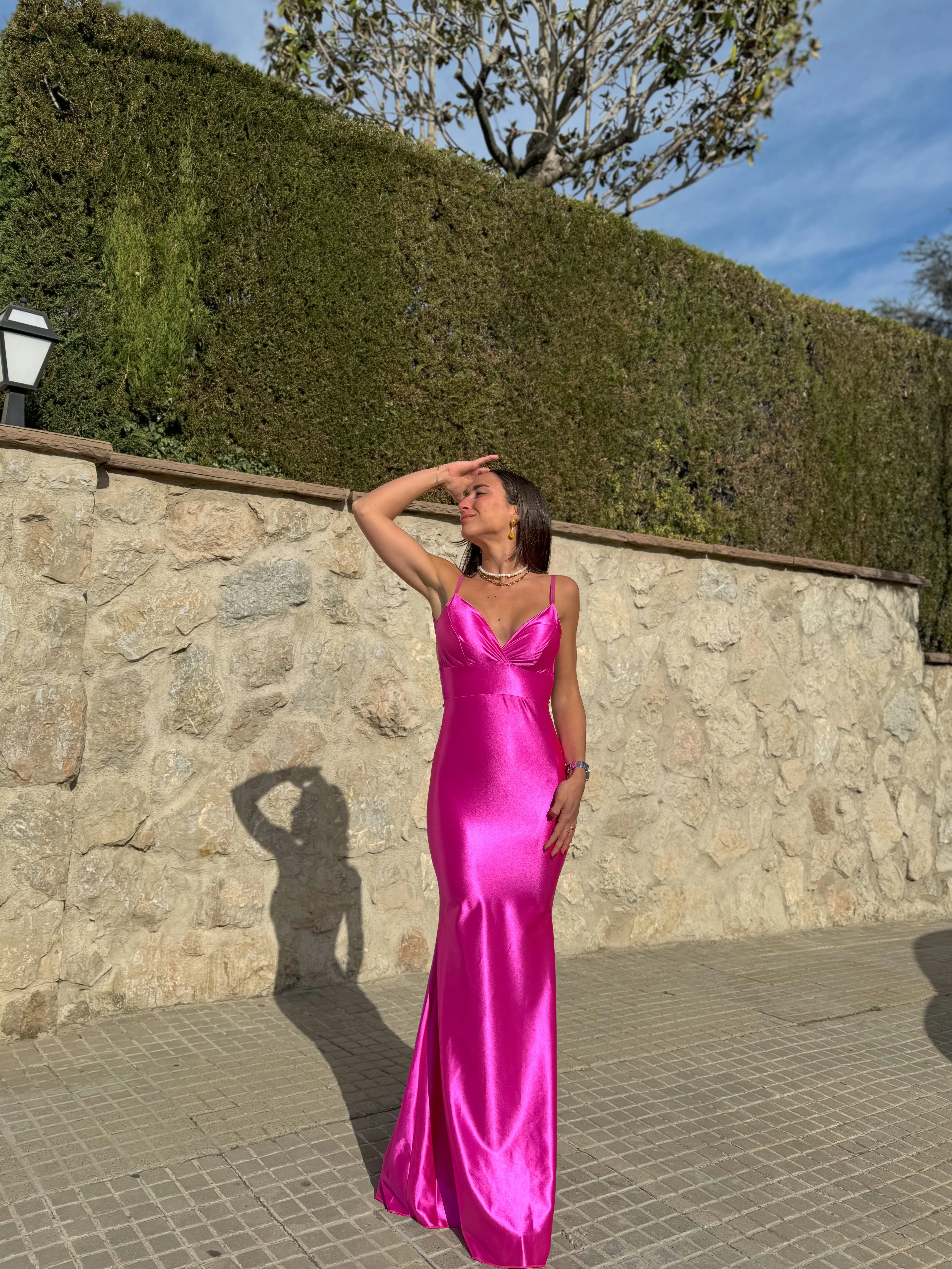 Vestido pico satinado espalda fucsia sold by Sorellas product image thumbnail 2
