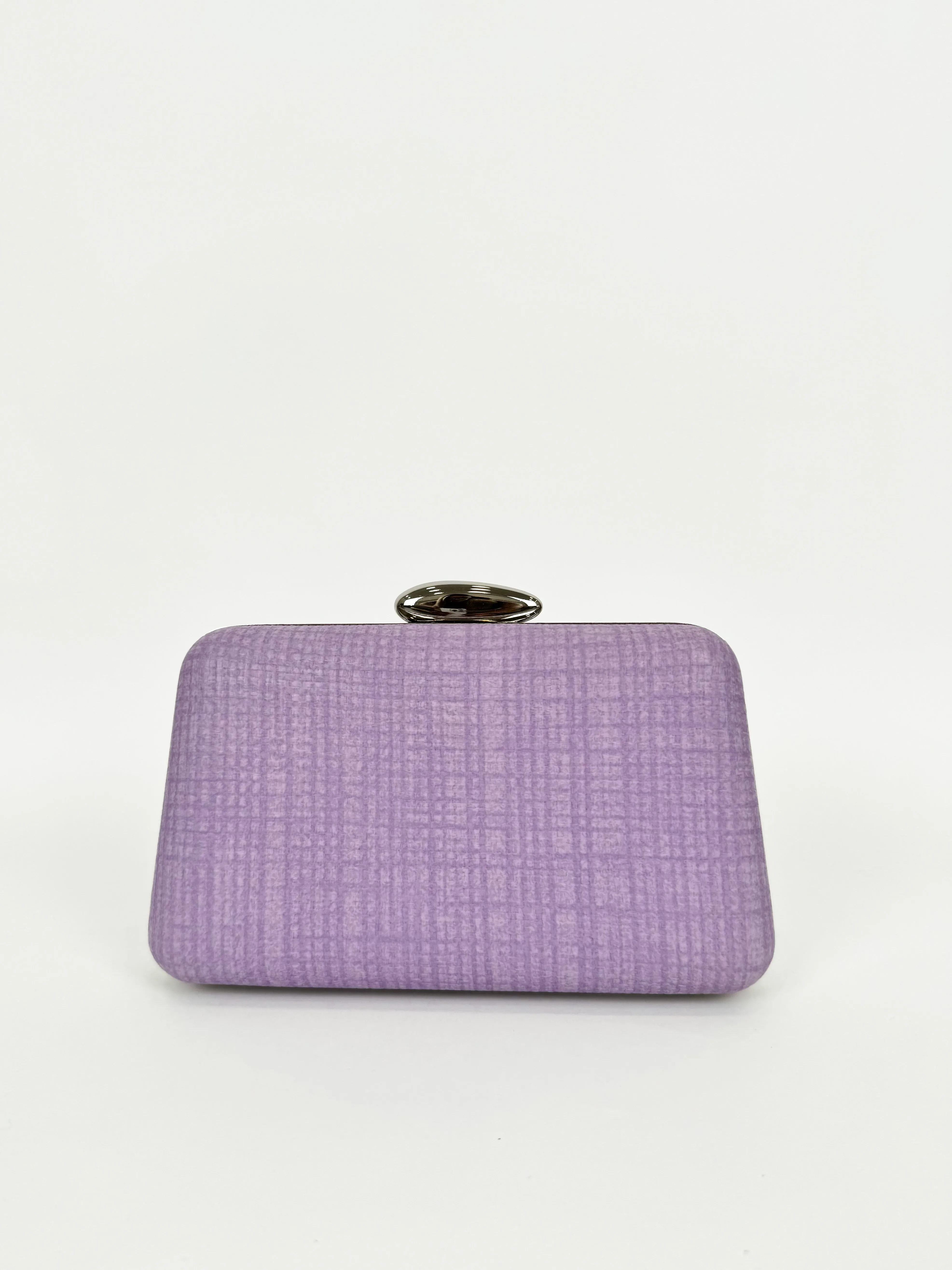 Clutch efecto rafia lila sold by Sorellas