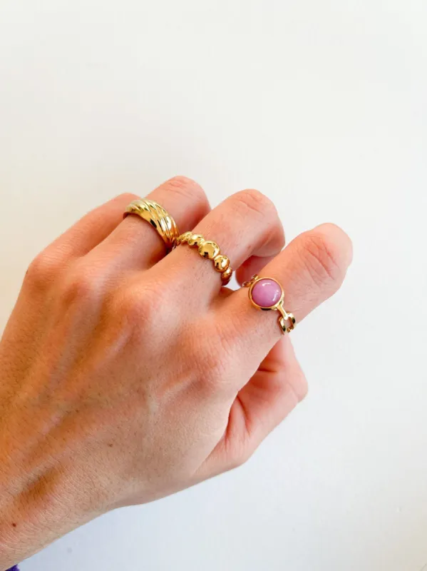 Anillo dorado eslabones rosa sold by Sorellas