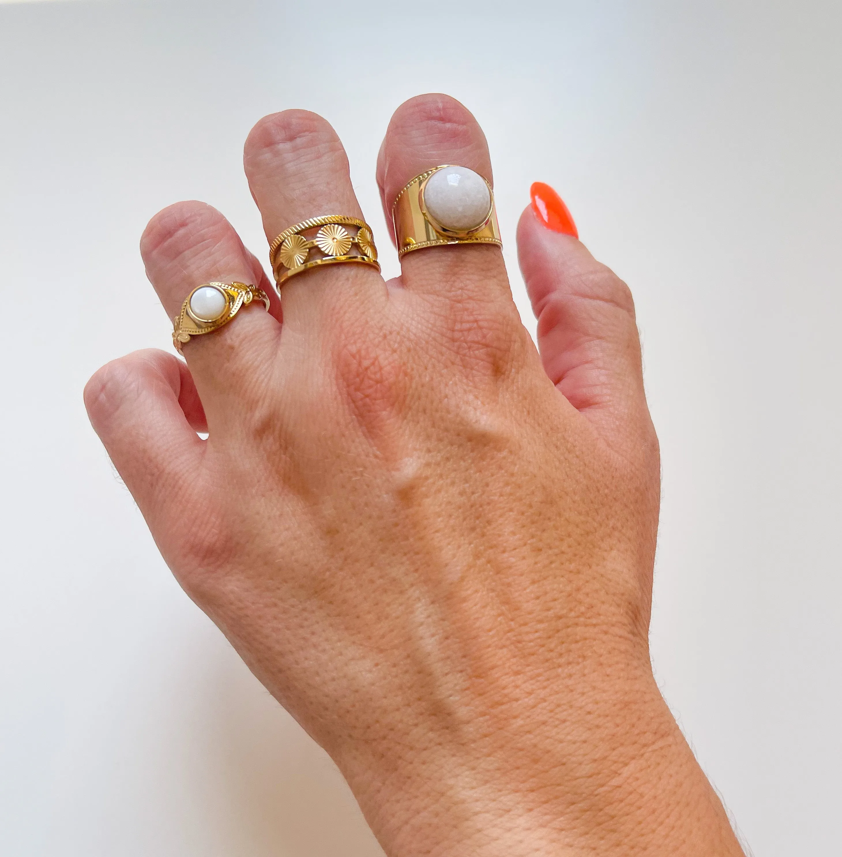 Anillo piedra blanca dorado sold by Sorellas product image thumbnail 3