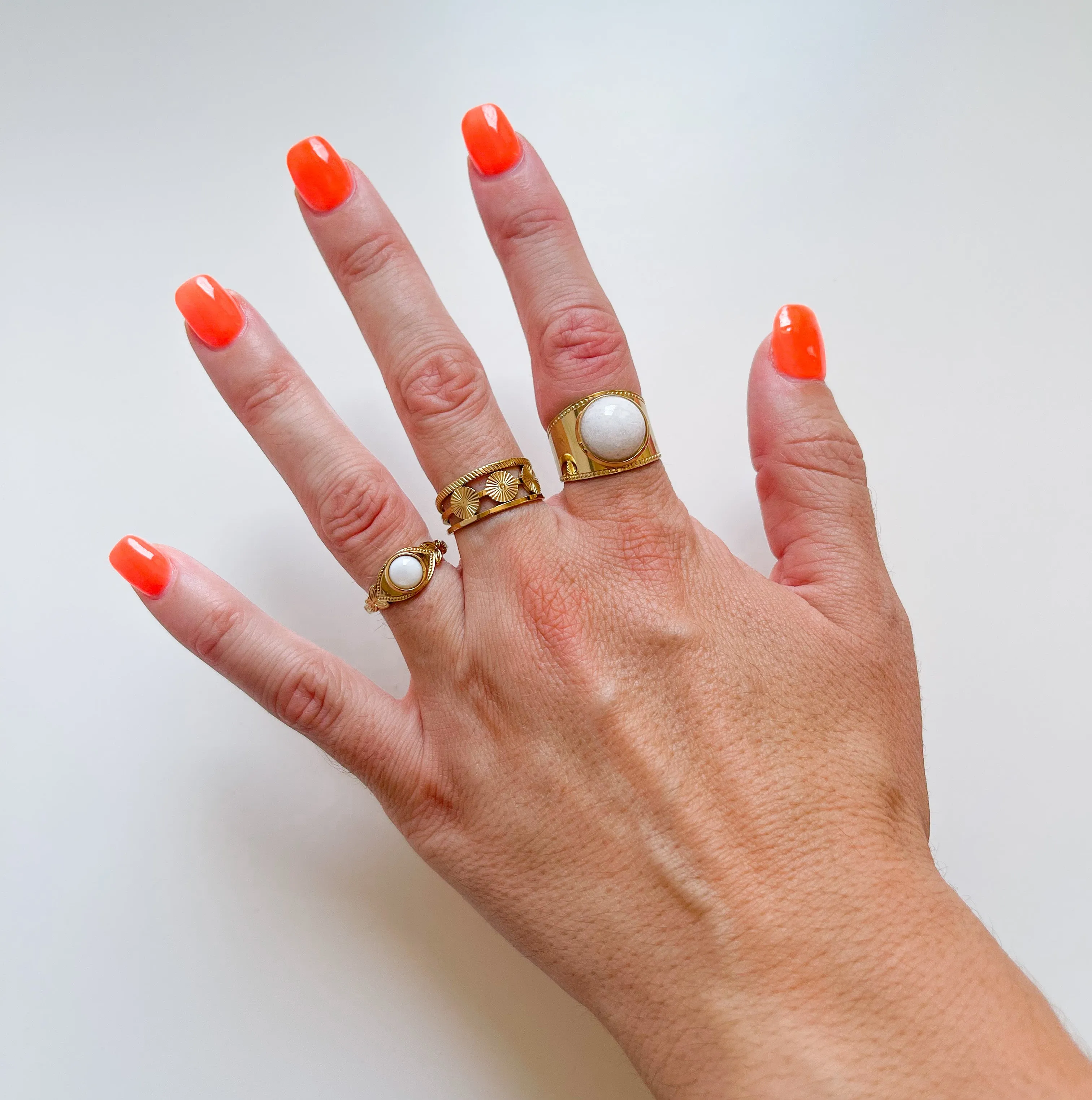 Anillo piedra blanca dorado sold by Sorellas product image thumbnail 5