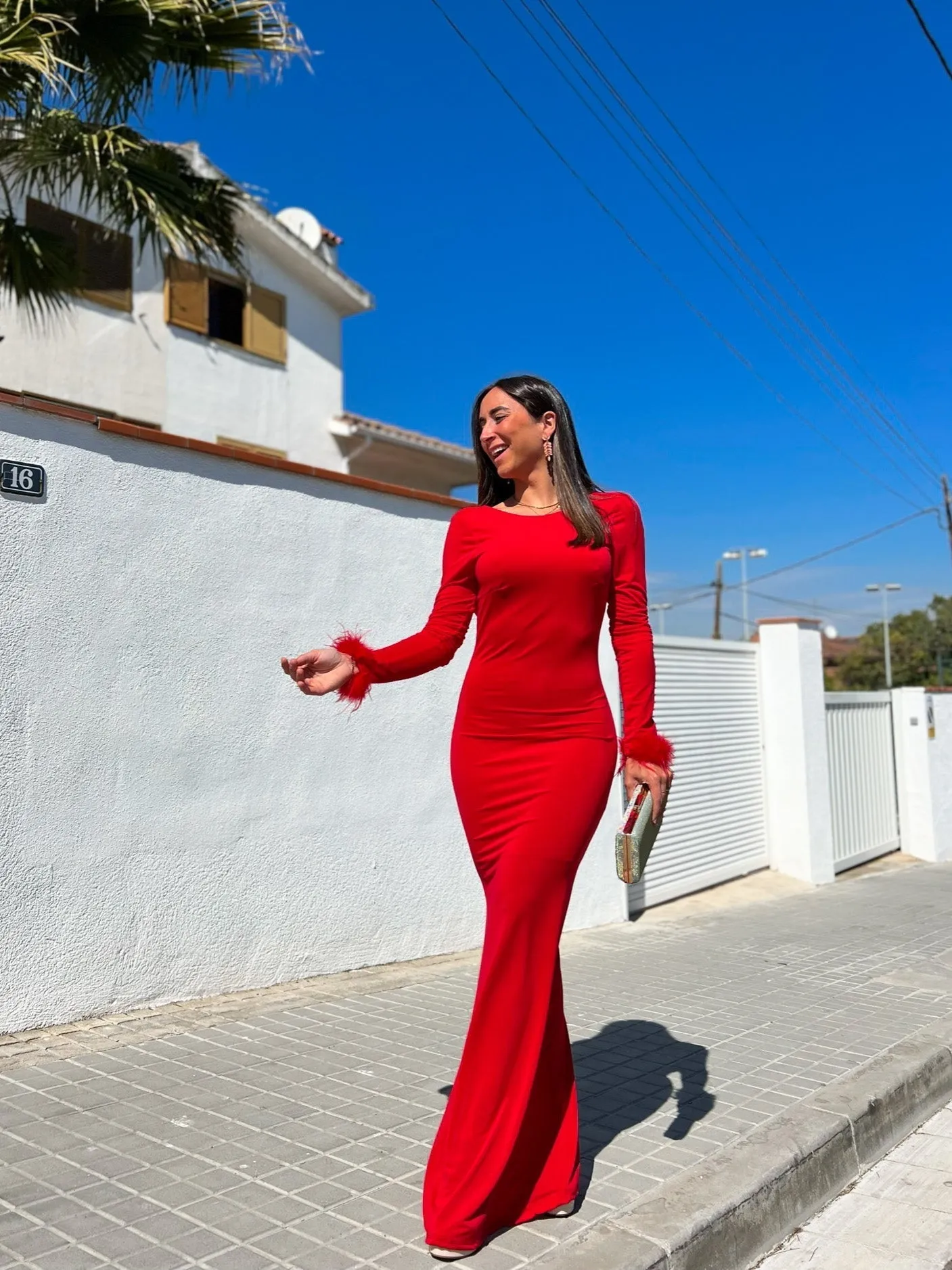 Vestido largo plumas rojo sold by Sorellas product image thumbnail 3