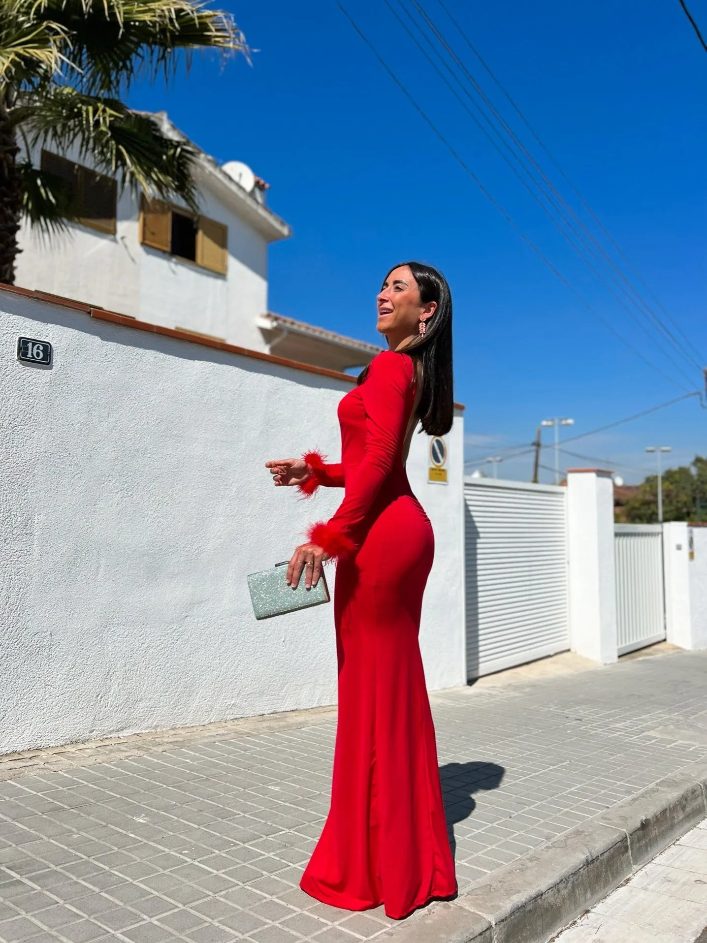 Vestido largo plumas rojo sold by Sorellas product image thumbnail 2